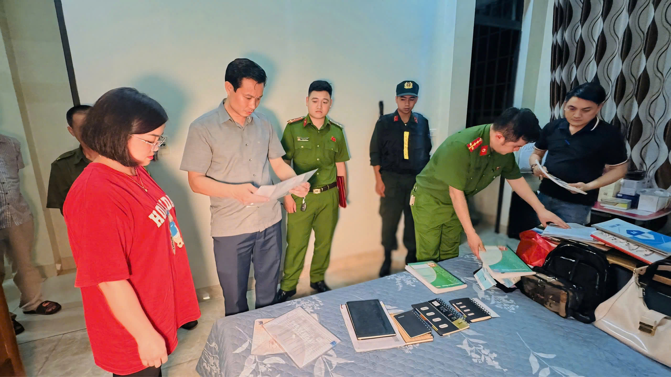 L&agrave;o Cai: Khen thưởng tập thể c&ocirc;ng an triệt ph&aacute; đường d&acirc;y lừa tiền ảo tr&ecirc;n 400 tỷ đồng- Ảnh 1.