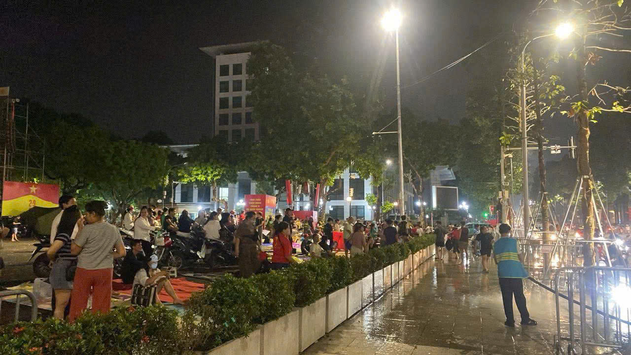 Đội mưa, thức xuy&ecirc;n đ&ecirc;m giữ chỗ xem tổng duyệt diễu binh, diễu h&agrave;nh trước 30 tiếng- Ảnh 1.