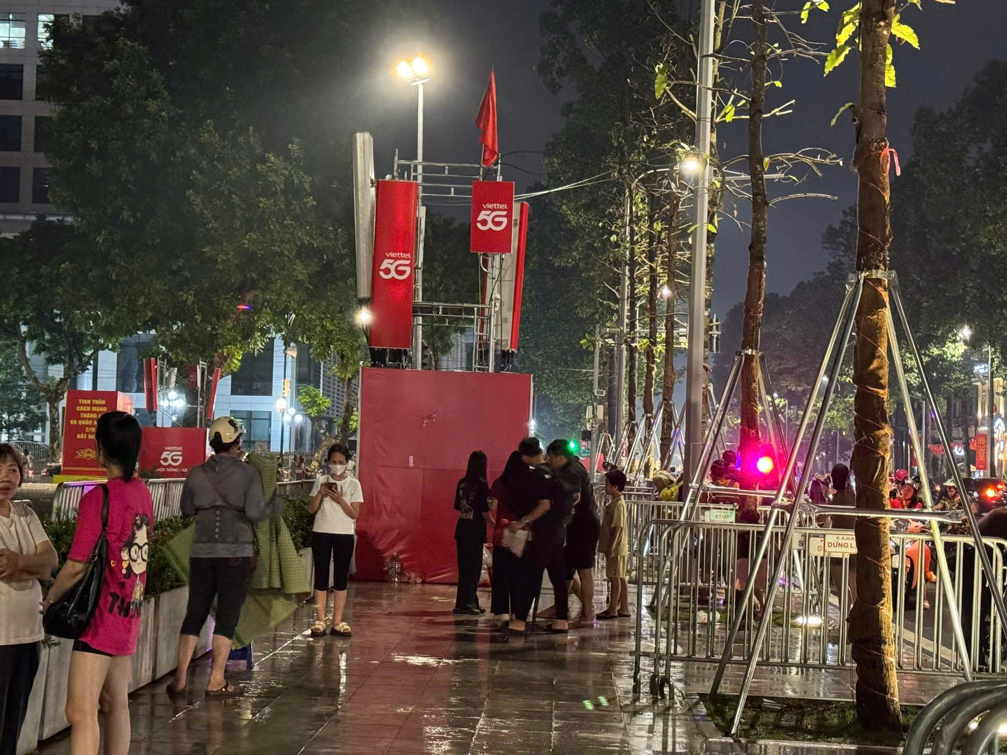 Đội mưa, thức xuy&ecirc;n đ&ecirc;m giữ chỗ xem tổng duyệt diễu binh, diễu h&agrave;nh trước 30 tiếng- Ảnh 2.