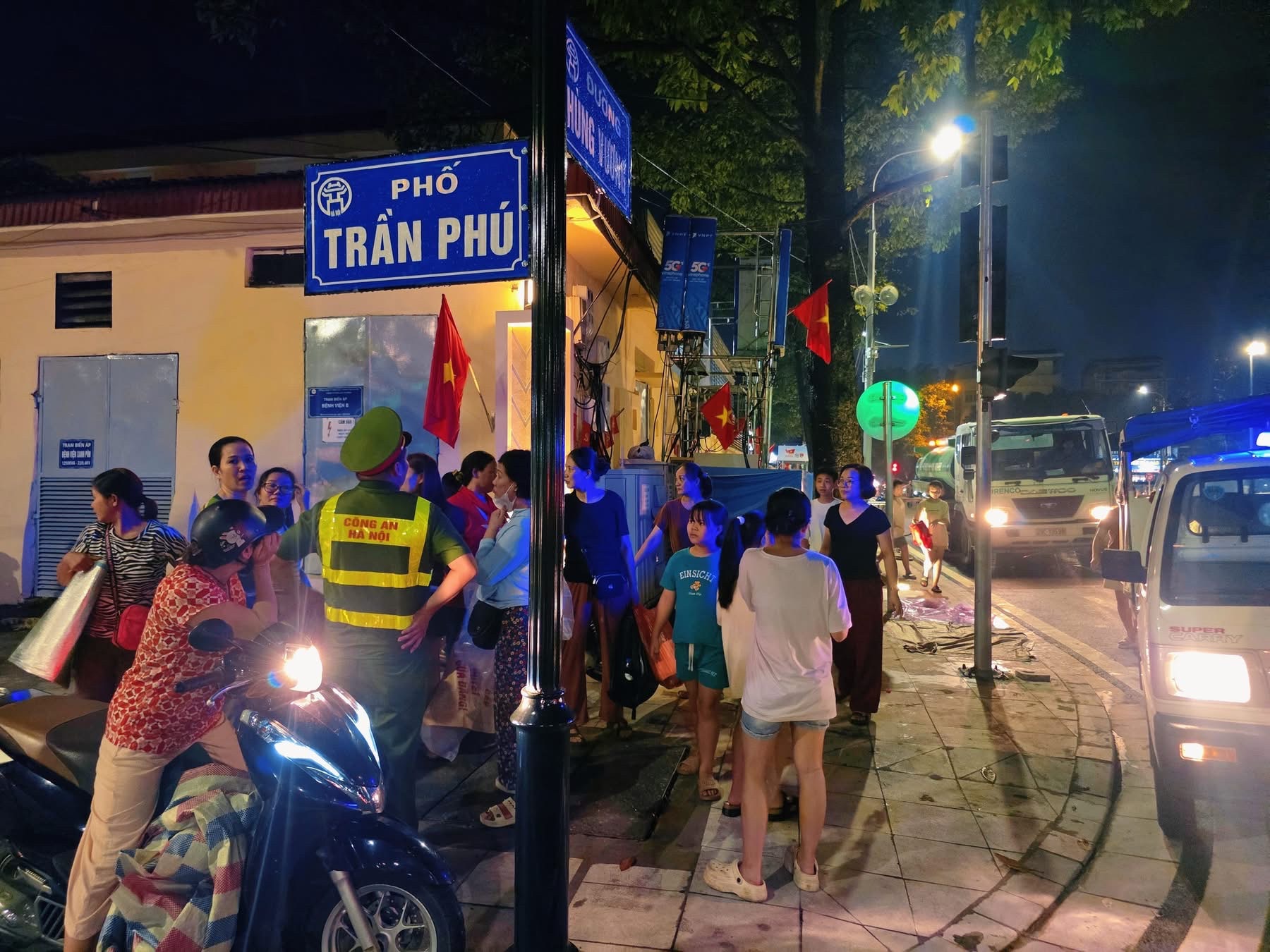 Đội mưa, thức xuy&ecirc;n đ&ecirc;m giữ chỗ xem tổng duyệt diễu binh, diễu h&agrave;nh trước 30 tiếng- Ảnh 7.