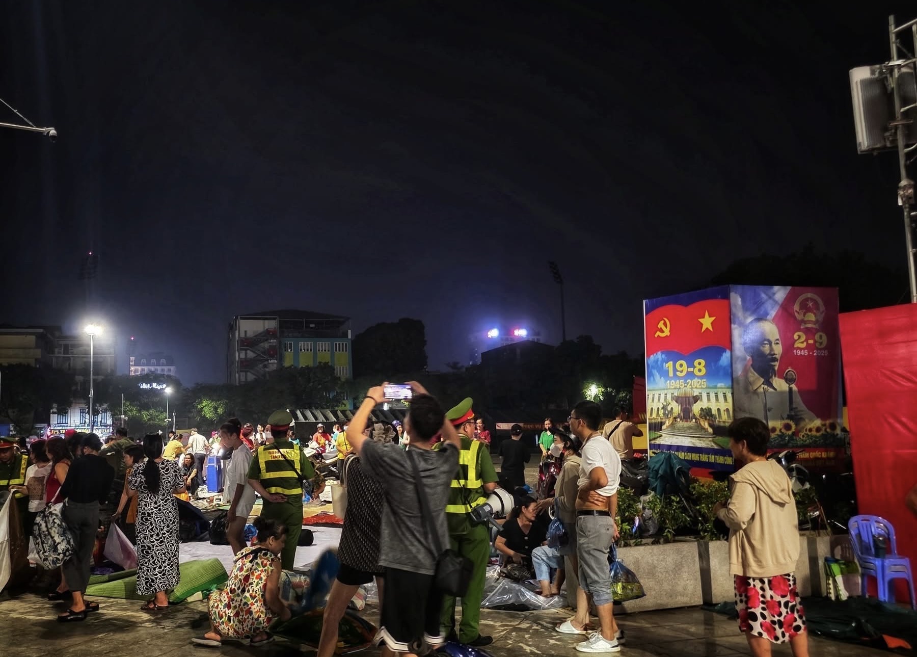 Đội mưa, thức xuy&ecirc;n đ&ecirc;m giữ chỗ xem tổng duyệt diễu binh, diễu h&agrave;nh trước 30 tiếng- Ảnh 8.