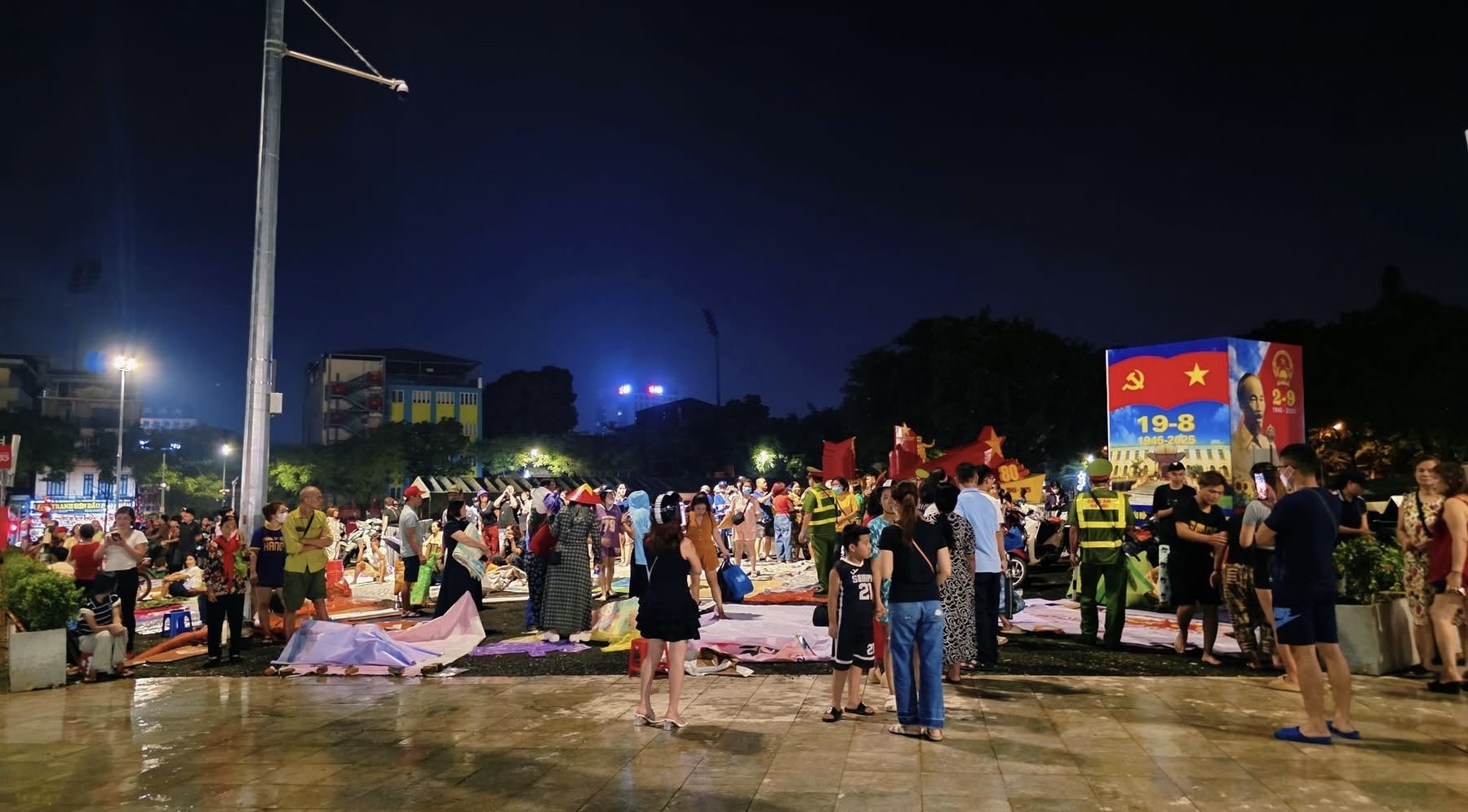 Đội mưa, thức xuy&ecirc;n đ&ecirc;m giữ chỗ xem tổng duyệt diễu binh, diễu h&agrave;nh trước 30 tiếng- Ảnh 5.