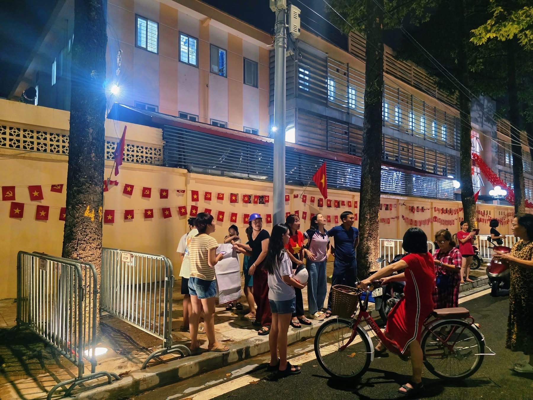 Đội mưa, thức xuy&ecirc;n đ&ecirc;m giữ chỗ xem tổng duyệt diễu binh, diễu h&agrave;nh trước 30 tiếng- Ảnh 4.