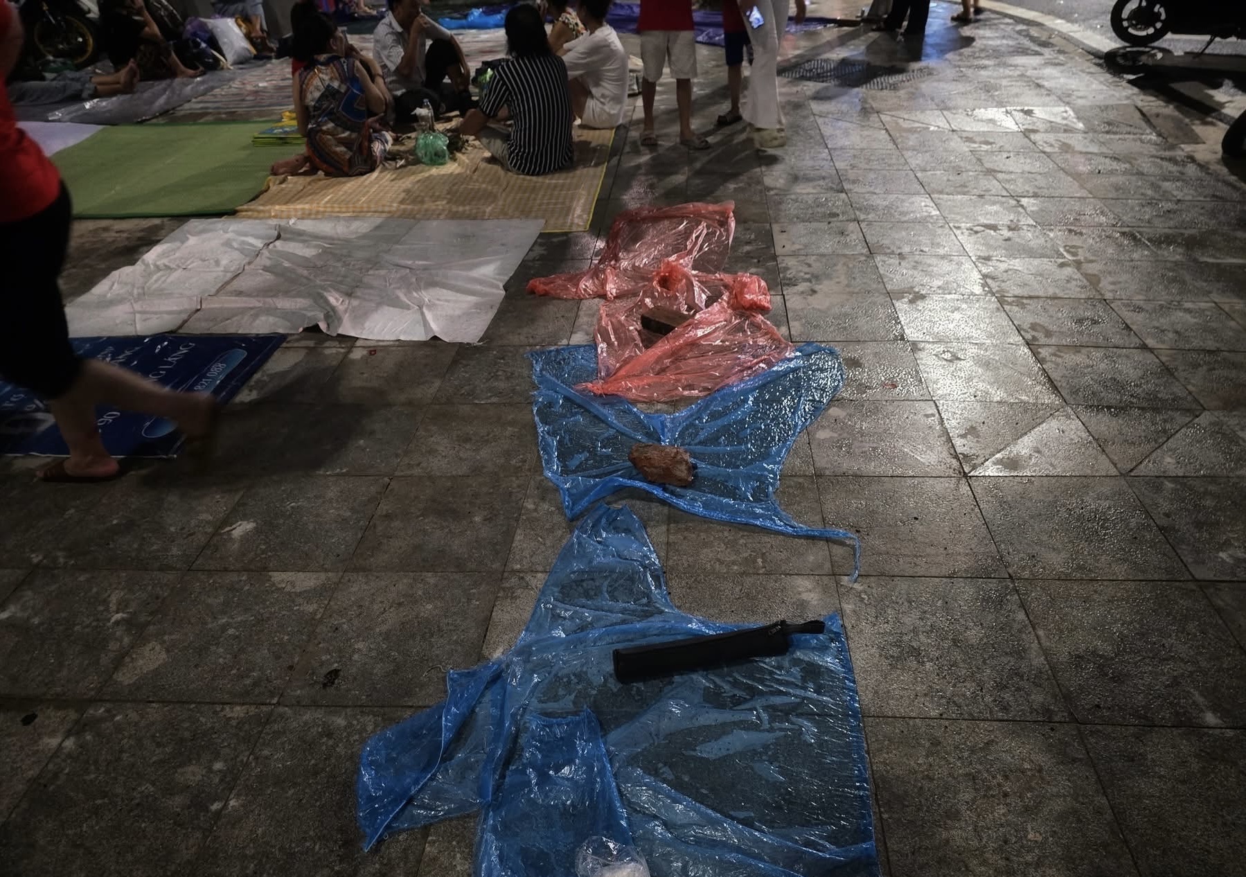 Đội mưa, thức xuy&ecirc;n đ&ecirc;m giữ chỗ xem tổng duyệt diễu binh, diễu h&agrave;nh trước 30 tiếng- Ảnh 6.