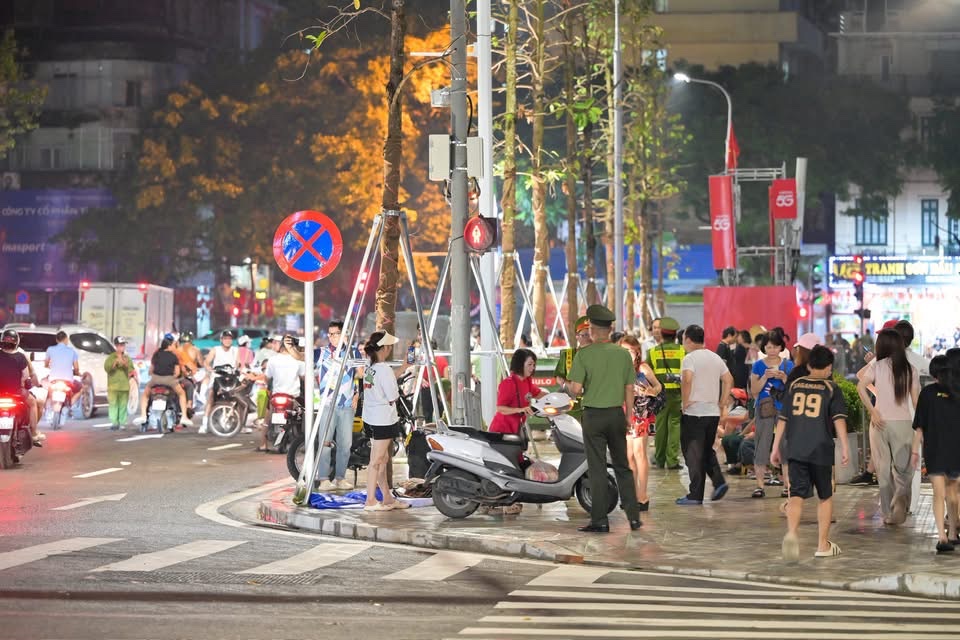 Đội mưa, thức xuy&ecirc;n đ&ecirc;m giữ chỗ xem tổng duyệt diễu binh, diễu h&agrave;nh trước 30 tiếng- Ảnh 10.