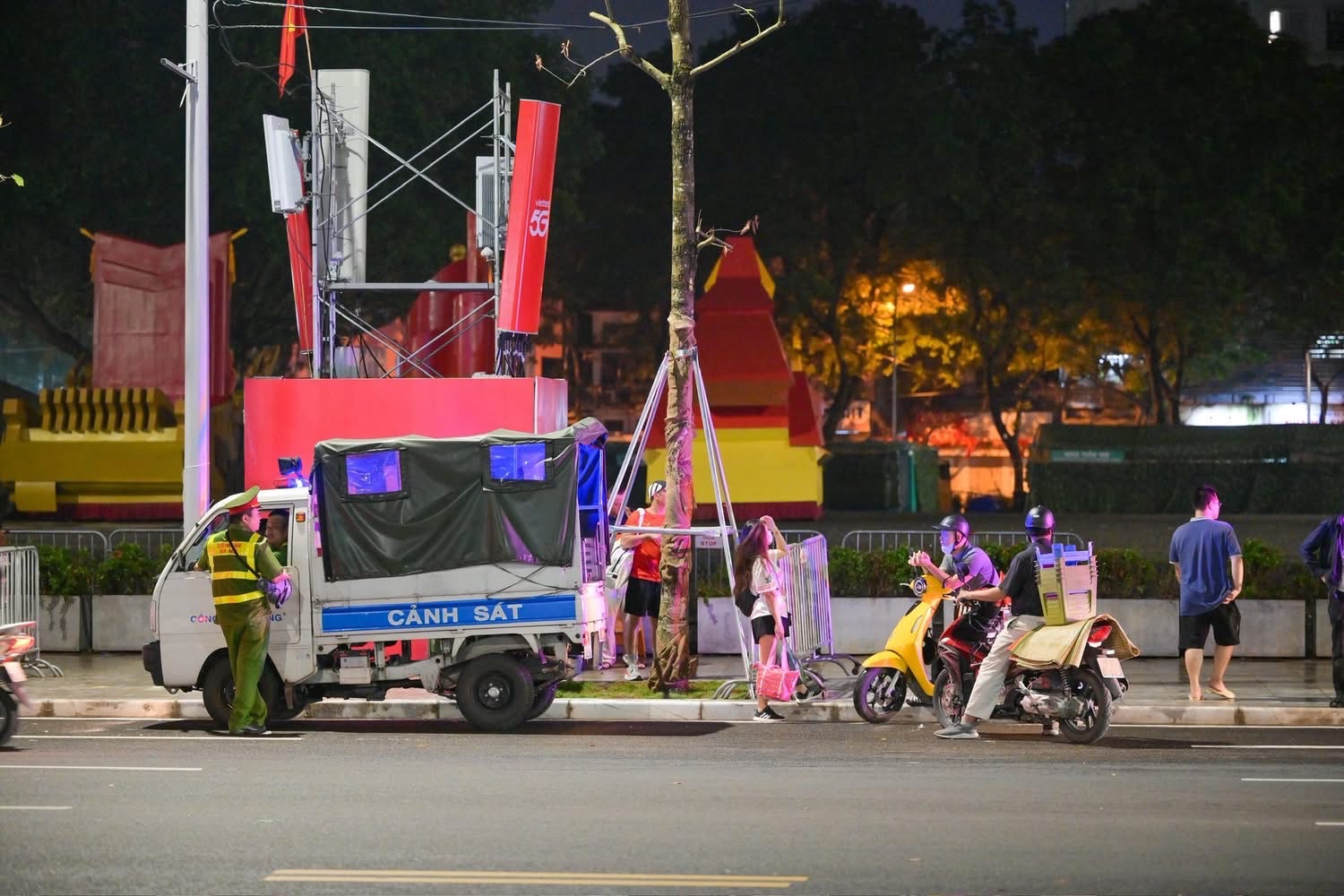 Đội mưa, thức xuy&ecirc;n đ&ecirc;m giữ chỗ xem tổng duyệt diễu binh, diễu h&agrave;nh trước 30 tiếng- Ảnh 11.