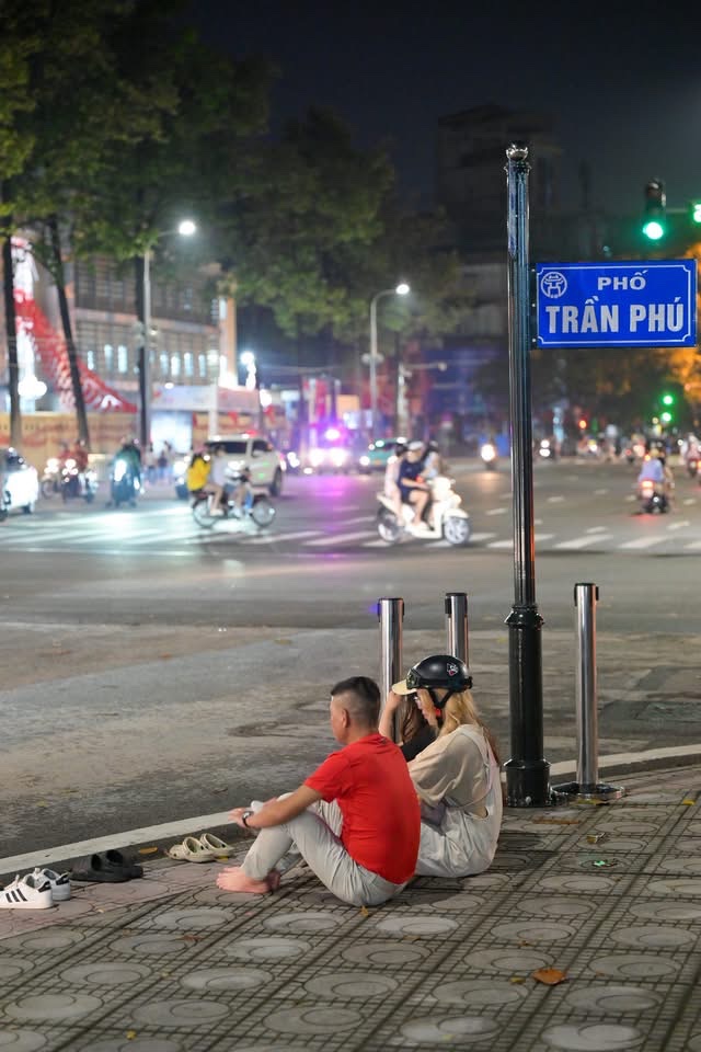 Đội mưa, thức xuy&ecirc;n đ&ecirc;m giữ chỗ xem tổng duyệt diễu binh, diễu h&agrave;nh trước 30 tiếng- Ảnh 14.