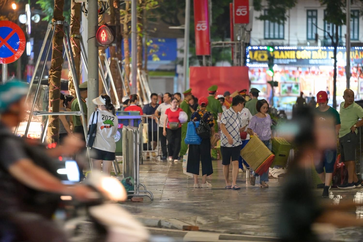 Đội mưa, thức xuy&ecirc;n đ&ecirc;m giữ chỗ xem tổng duyệt diễu binh, diễu h&agrave;nh trước 30 tiếng- Ảnh 9.