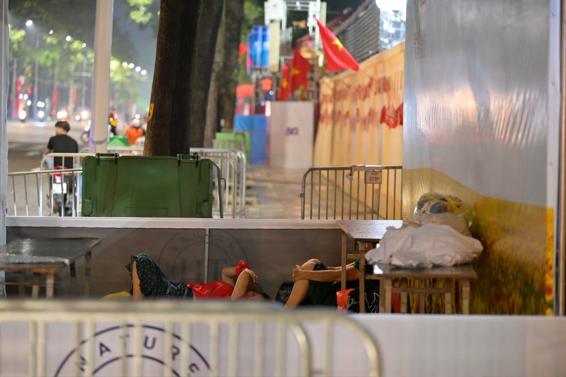 Đội mưa, thức xuy&ecirc;n đ&ecirc;m giữ chỗ xem tổng duyệt diễu binh, diễu h&agrave;nh trước 30 tiếng- Ảnh 16.