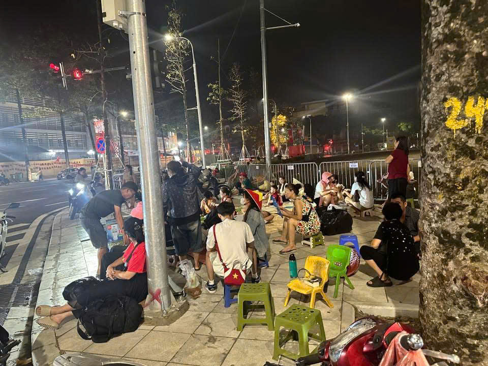 Đội mưa, thức xuy&ecirc;n đ&ecirc;m giữ chỗ xem tổng duyệt diễu binh, diễu h&agrave;nh trước 30 tiếng- Ảnh 17.