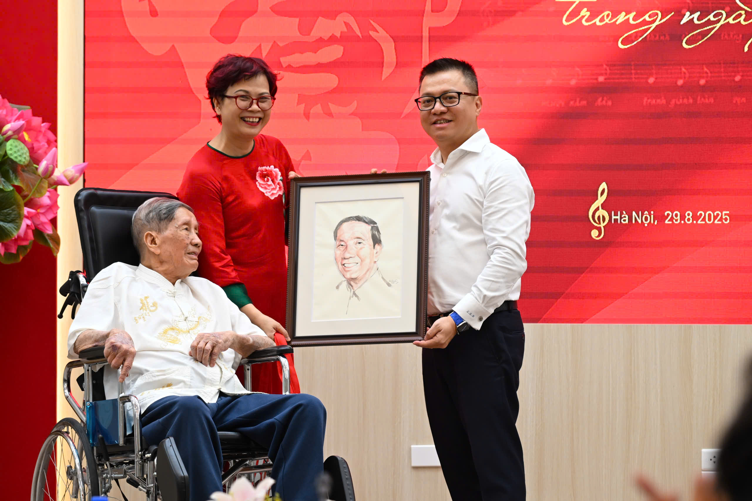 Như c&oacute; B&aacute;c trong ng&agrave;y đại thắng l&agrave; "b&agrave;i h&aacute;t của nh&acirc;n d&acirc;n" được trao tặng cho B&aacute;o Nh&acirc;n D&acirc;n- Ảnh 3.