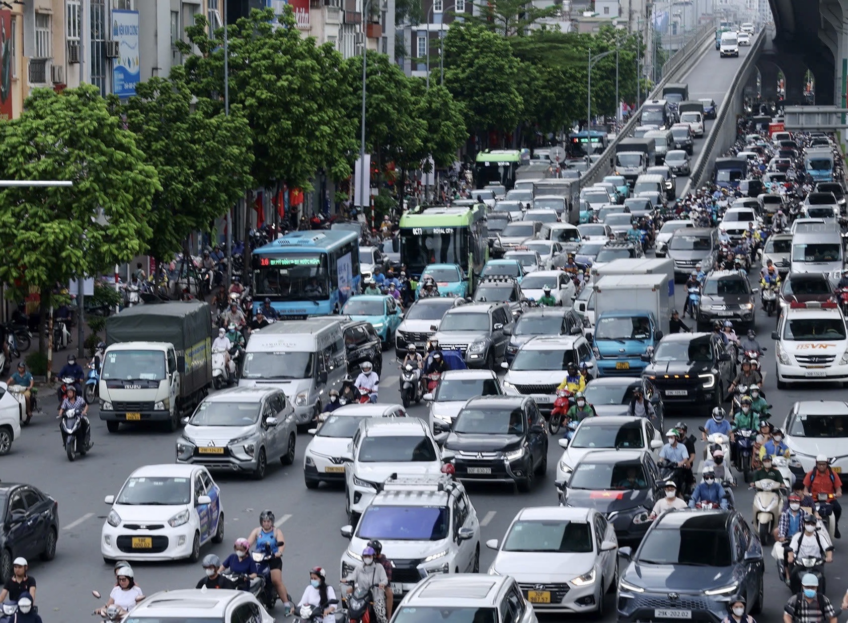 H&agrave; Nội kẹt cứng trước kỳ nghỉ 2/9: Cửa ng&otilde; ken đặc xe, trung t&acirc;m đ&ocirc;ng nghẹt- Ảnh 2.