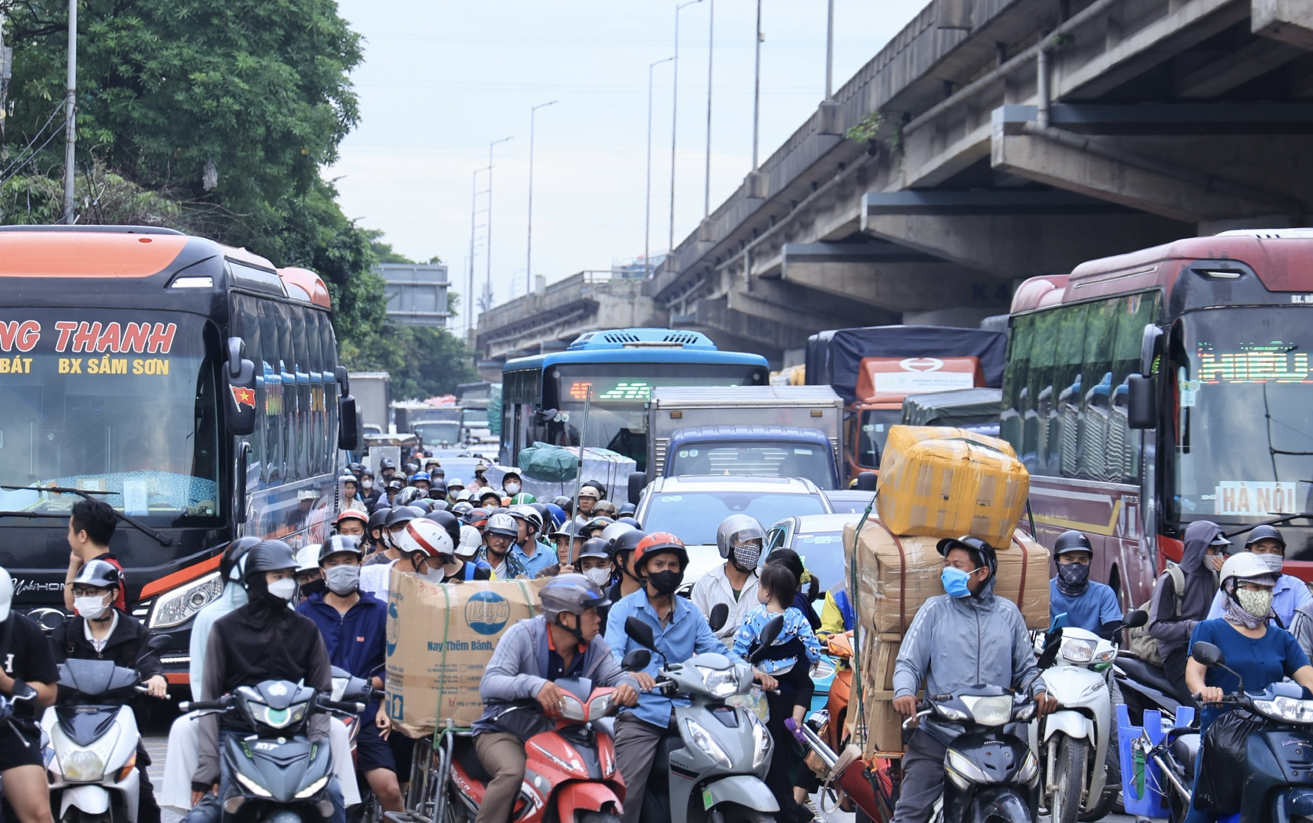 H&agrave; Nội kẹt cứng trước kỳ nghỉ 2/9: Cửa ng&otilde; ken đặc xe, trung t&acirc;m đ&ocirc;ng nghẹt- Ảnh 4.