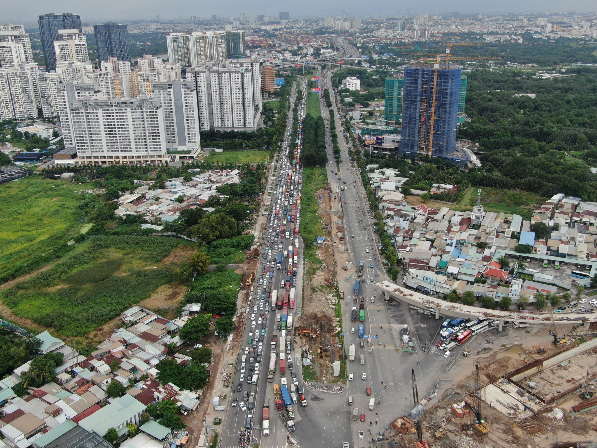 Người d&acirc;n về nghỉ lễ Quốc kh&aacute;nh 2/9, cửa ng&otilde; TP.HCM đ&ocirc;ng nghẹt- Ảnh 2.