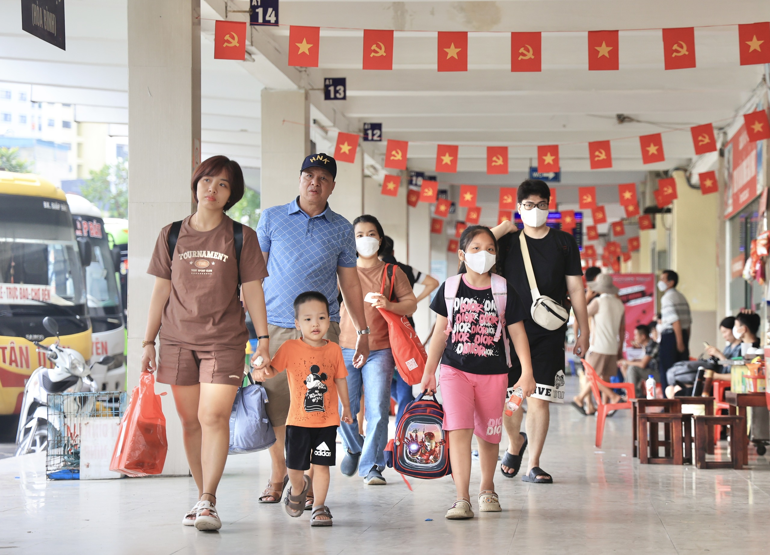 Bến xe H&agrave; Nội vắng vẻ bất ngờ ng&agrave;y cuối trước kỳ nghỉ lễ 2/9- Ảnh 1.