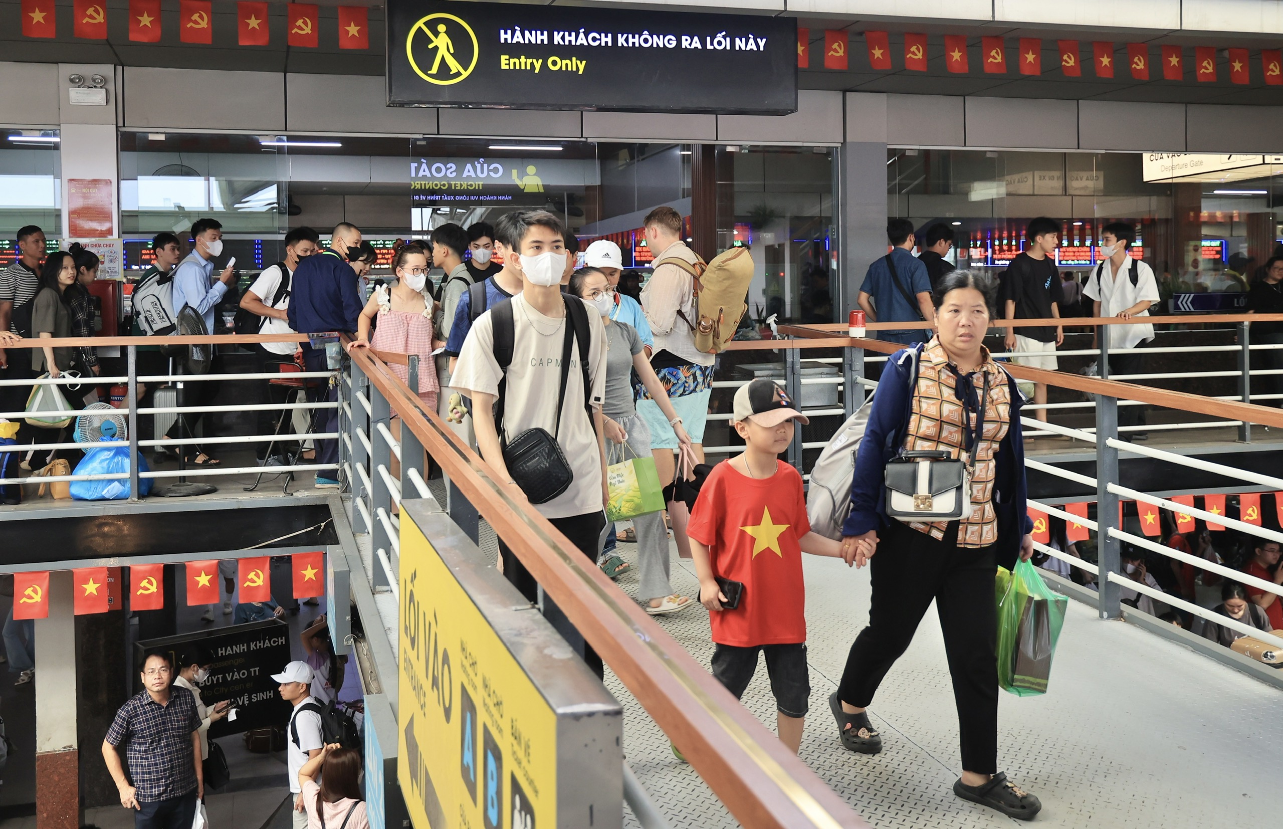 Bến xe H&agrave; Nội vắng vẻ bất ngờ ng&agrave;y cuối trước kỳ nghỉ lễ 2/9- Ảnh 9.