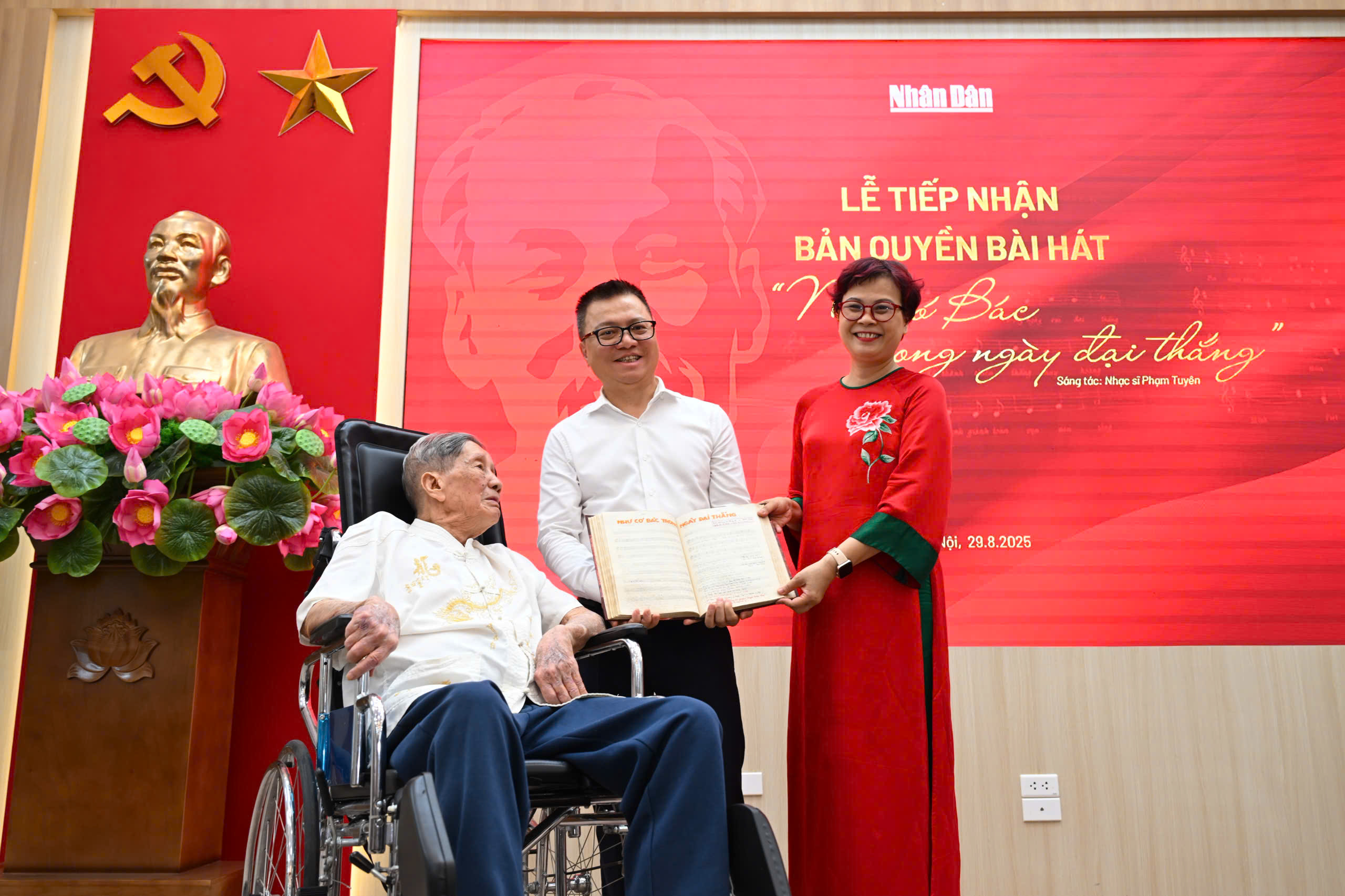 Như c&oacute; B&aacute;c trong ng&agrave;y đại thắng l&agrave; "b&agrave;i h&aacute;t của nh&acirc;n d&acirc;n" được trao tặng cho B&aacute;o Nh&acirc;n D&acirc;n- Ảnh 2.