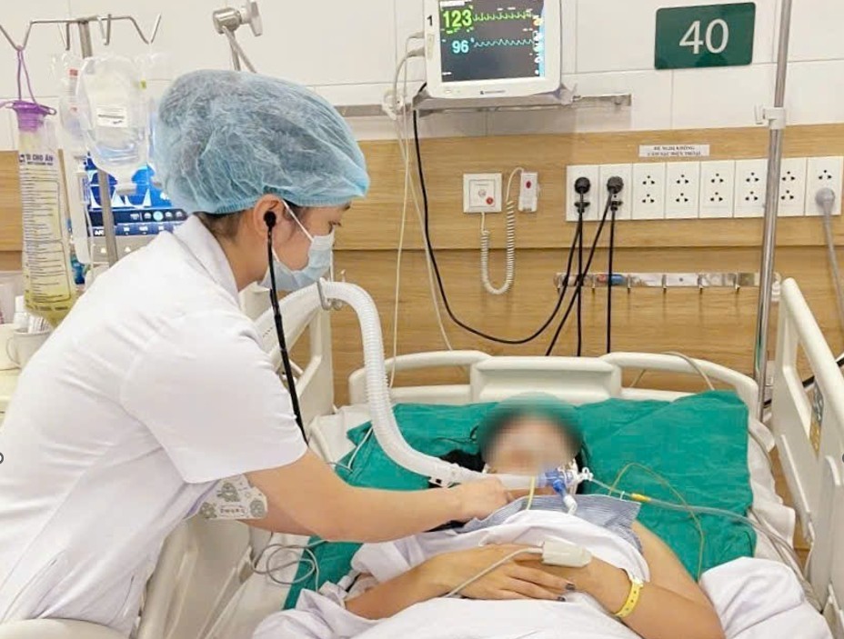 Hai người phụ nữ liệt to&agrave;n th&acirc;n sau ti&ecirc;m botox l&agrave;m đẹp- Ảnh 1.