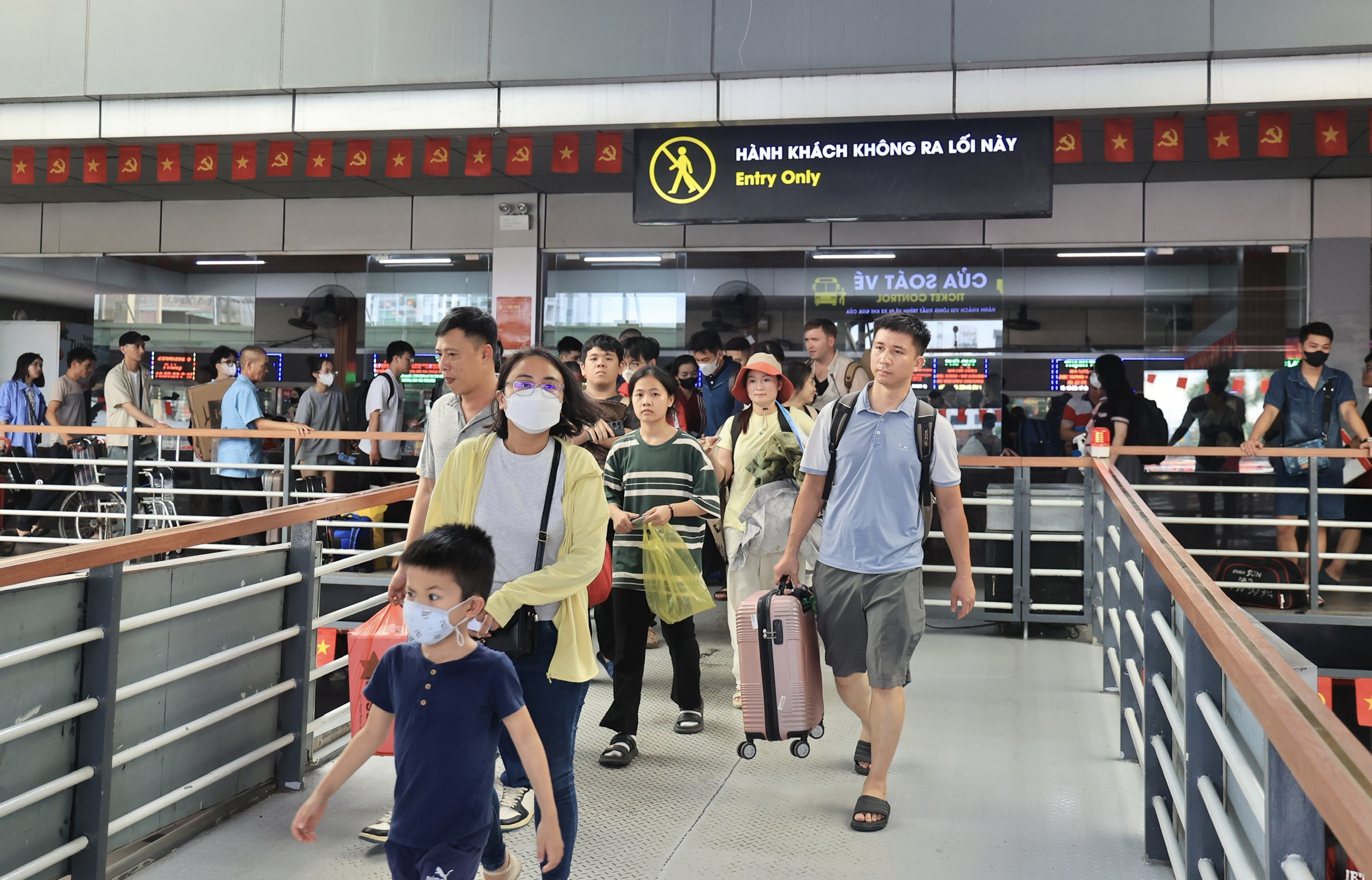 Bến xe H&agrave; Nội vắng vẻ bất ngờ ng&agrave;y cuối trước kỳ nghỉ lễ 2/9- Ảnh 8.