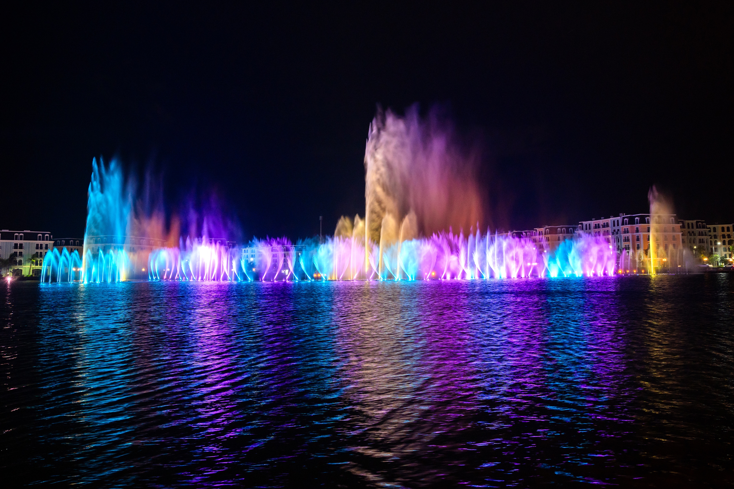Quảng Ninh: M&atilde;n nh&atilde;n với c&ocirc;ng tr&igrave;nh nhạc nước Halo Bay Show b&ecirc;n vịnh di sản- Ảnh 1.