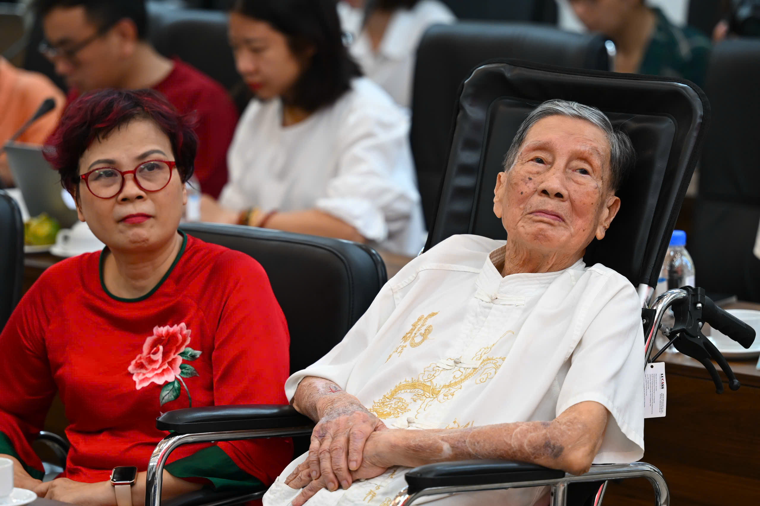 Như c&oacute; B&aacute;c trong ng&agrave;y đại thắng l&agrave; "b&agrave;i h&aacute;t của nh&acirc;n d&acirc;n" được trao tặng cho B&aacute;o Nh&acirc;n D&acirc;n- Ảnh 1.