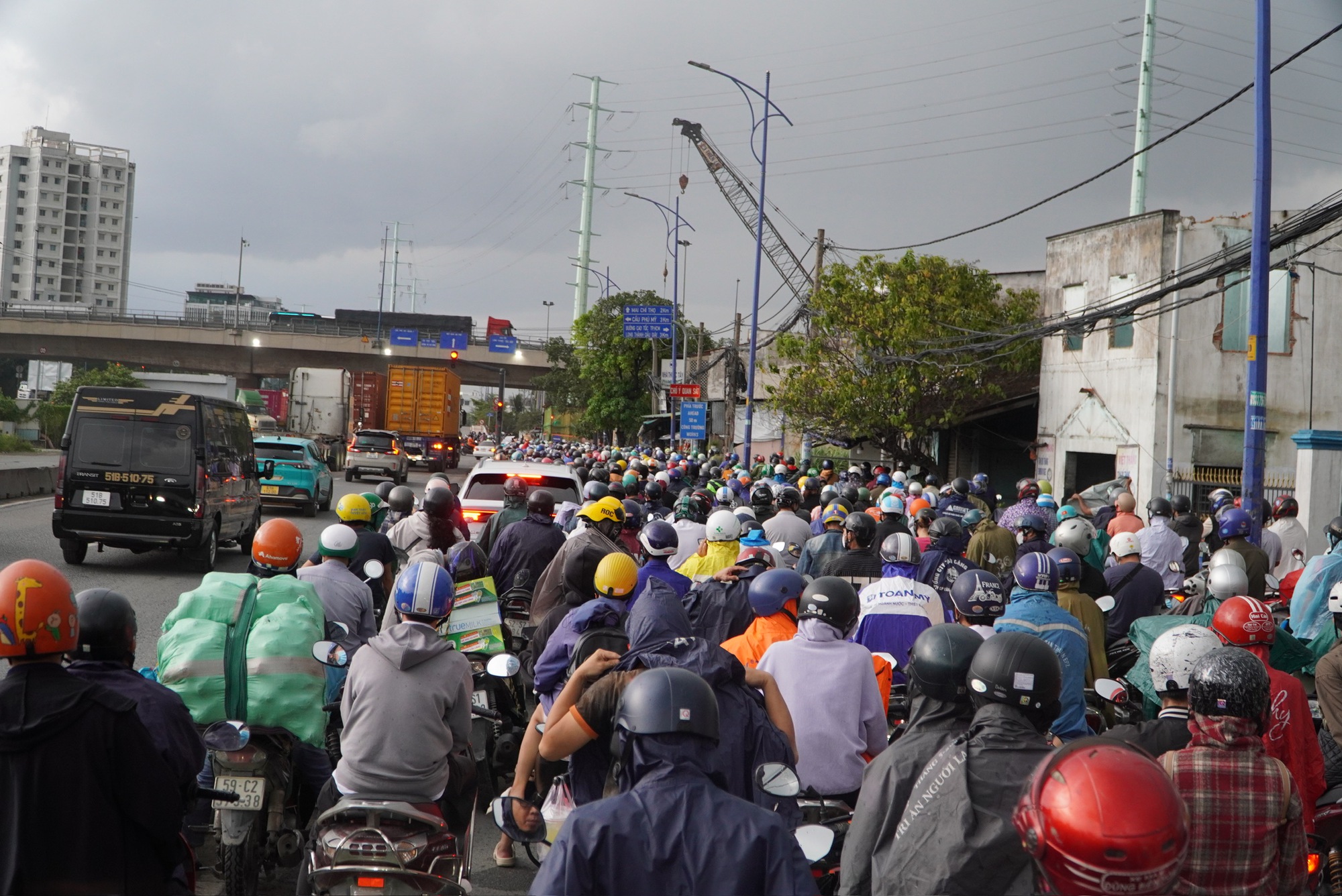 Người d&acirc;n về nghỉ lễ Quốc kh&aacute;nh 2/9, cửa ng&otilde; TP.HCM đ&ocirc;ng nghẹt- Ảnh 8.
