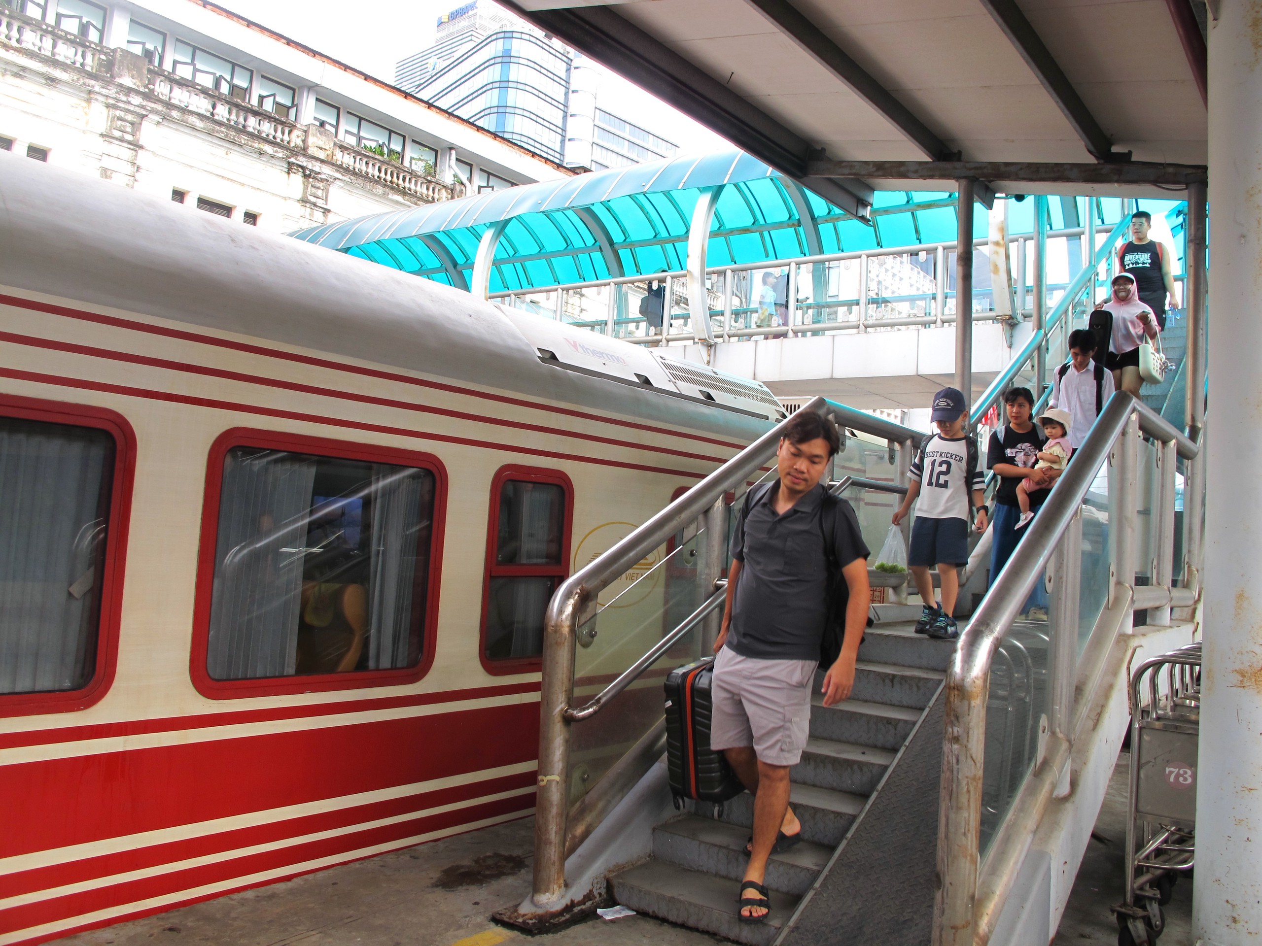 Kh&aacute;ch đổ về ga H&agrave; Nội sớm n&ecirc;n t&agrave;u đ&ocirc;ng nhưng th&ocirc;ng tho&aacute;ng- Ảnh 4.