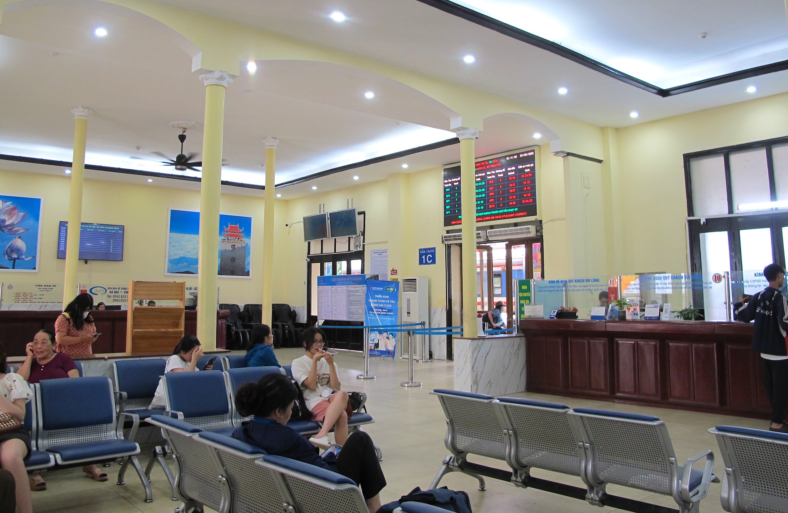 Kh&aacute;ch đổ về ga H&agrave; Nội sớm n&ecirc;n t&agrave;u đ&ocirc;ng nhưng th&ocirc;ng tho&aacute;ng- Ảnh 10.