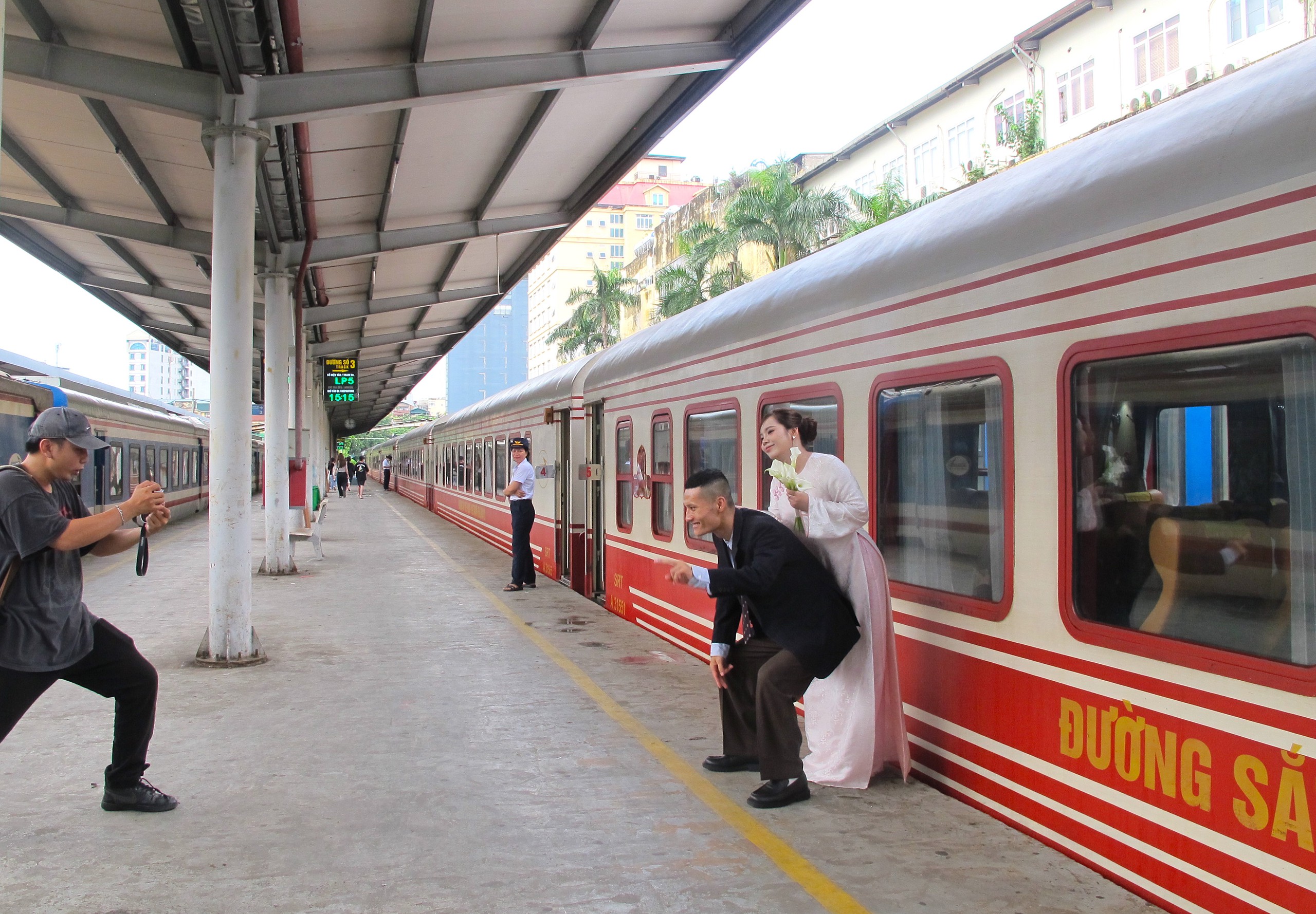 Kh&aacute;ch đổ về ga H&agrave; Nội sớm n&ecirc;n t&agrave;u đ&ocirc;ng nhưng th&ocirc;ng tho&aacute;ng- Ảnh 9.