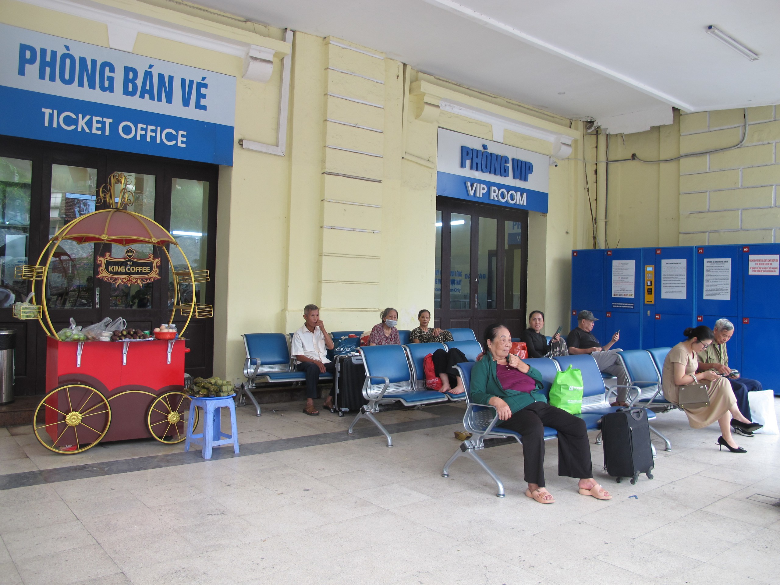 Kh&aacute;ch đổ về ga H&agrave; Nội sớm n&ecirc;n t&agrave;u đ&ocirc;ng nhưng th&ocirc;ng tho&aacute;ng- Ảnh 11.