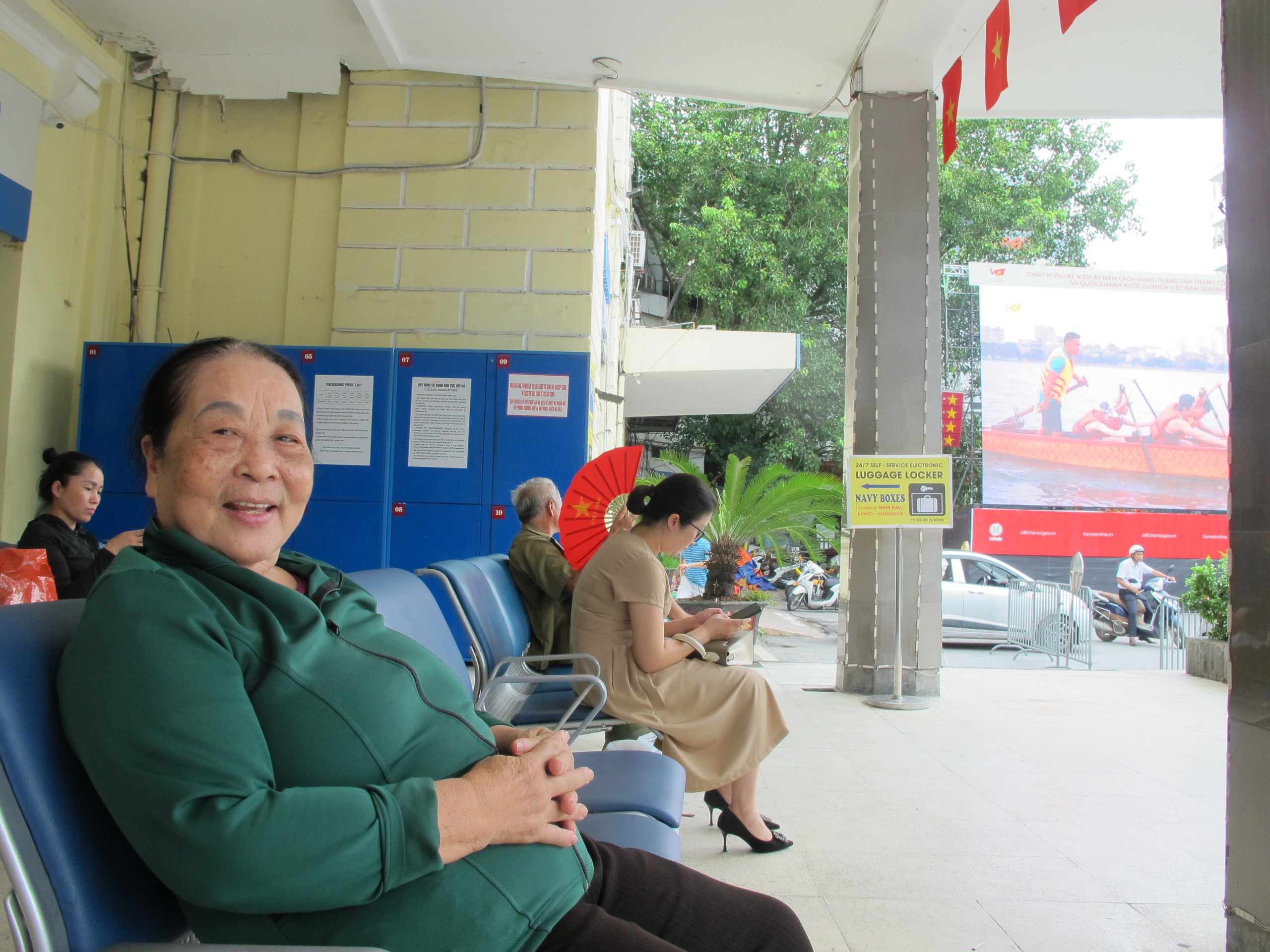 Kh&aacute;ch đổ về ga H&agrave; Nội sớm n&ecirc;n t&agrave;u đ&ocirc;ng nhưng th&ocirc;ng tho&aacute;ng- Ảnh 12.