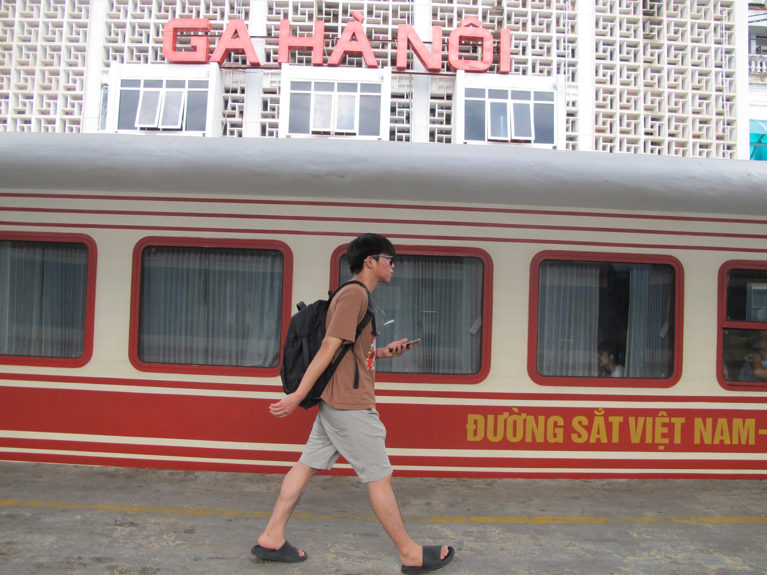 Kh&aacute;ch đổ về ga H&agrave; Nội sớm n&ecirc;n t&agrave;u đ&ocirc;ng nhưng th&ocirc;ng tho&aacute;ng- Ảnh 6.