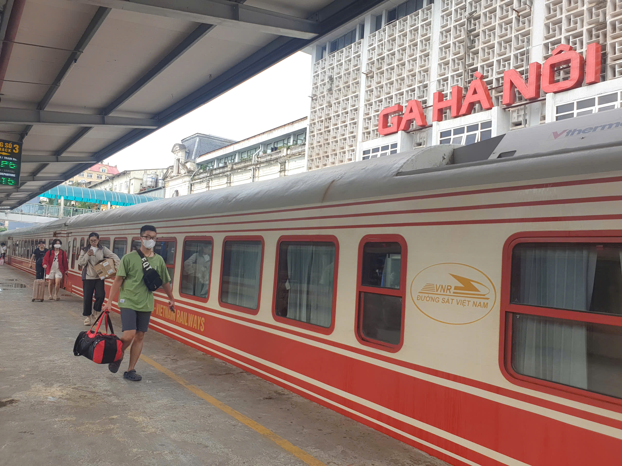 Kh&aacute;ch đổ về ga H&agrave; Nội sớm n&ecirc;n t&agrave;u đ&ocirc;ng nhưng th&ocirc;ng tho&aacute;ng- Ảnh 7.
