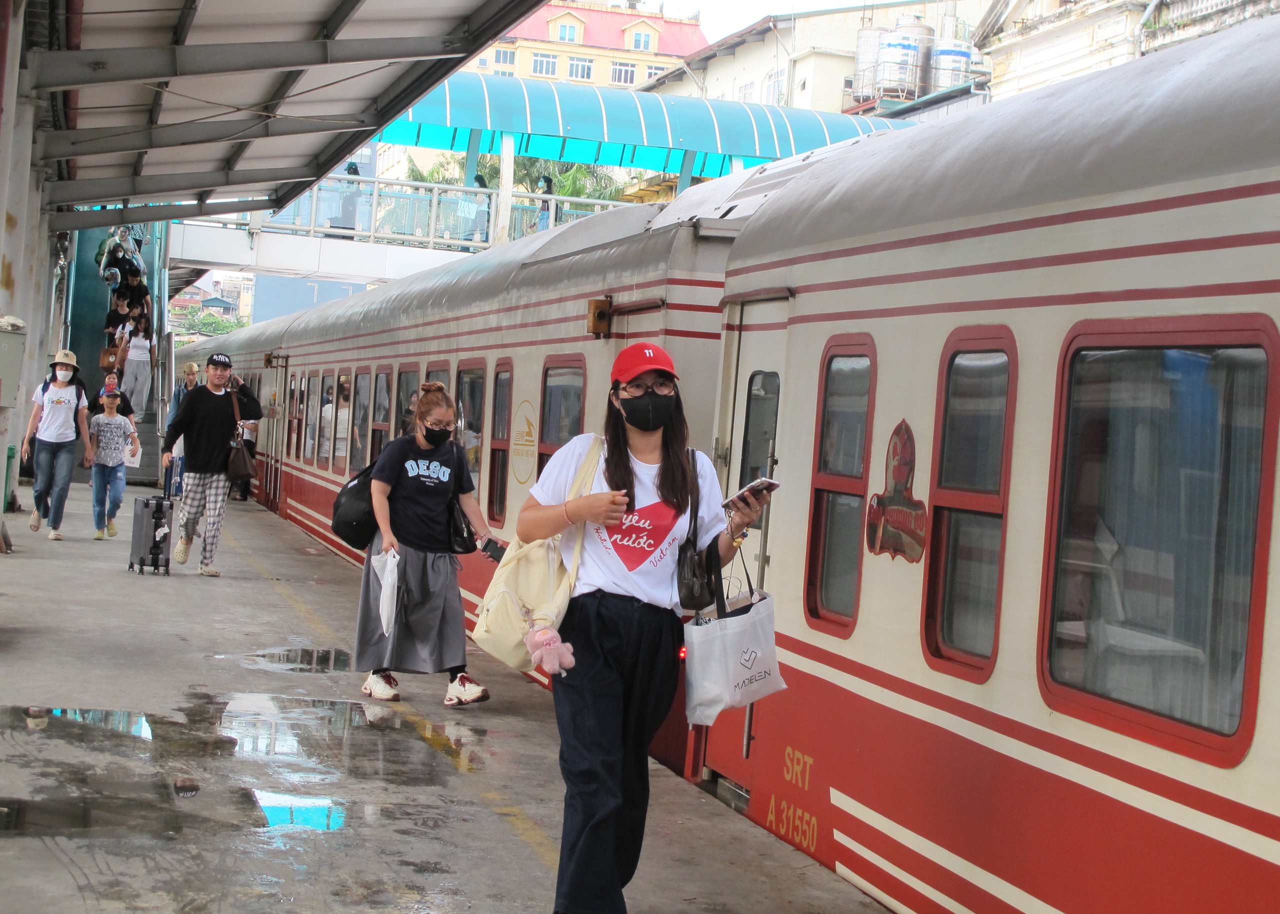 Kh&aacute;ch đổ về ga H&agrave; Nội sớm n&ecirc;n t&agrave;u đ&ocirc;ng nhưng th&ocirc;ng tho&aacute;ng- Ảnh 5.