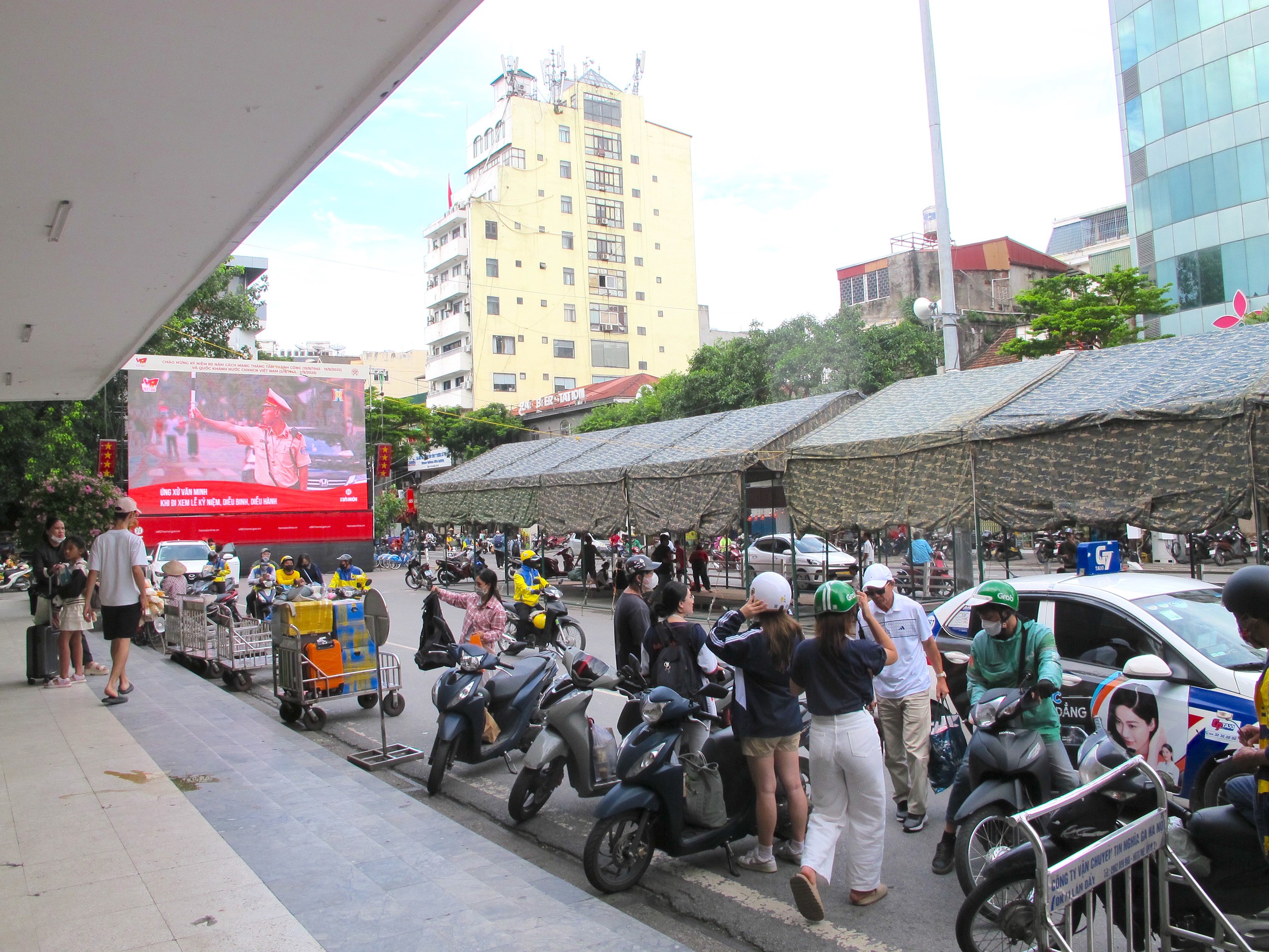 Kh&aacute;ch đổ về ga H&agrave; Nội sớm n&ecirc;n t&agrave;u đ&ocirc;ng nhưng th&ocirc;ng tho&aacute;ng- Ảnh 2.