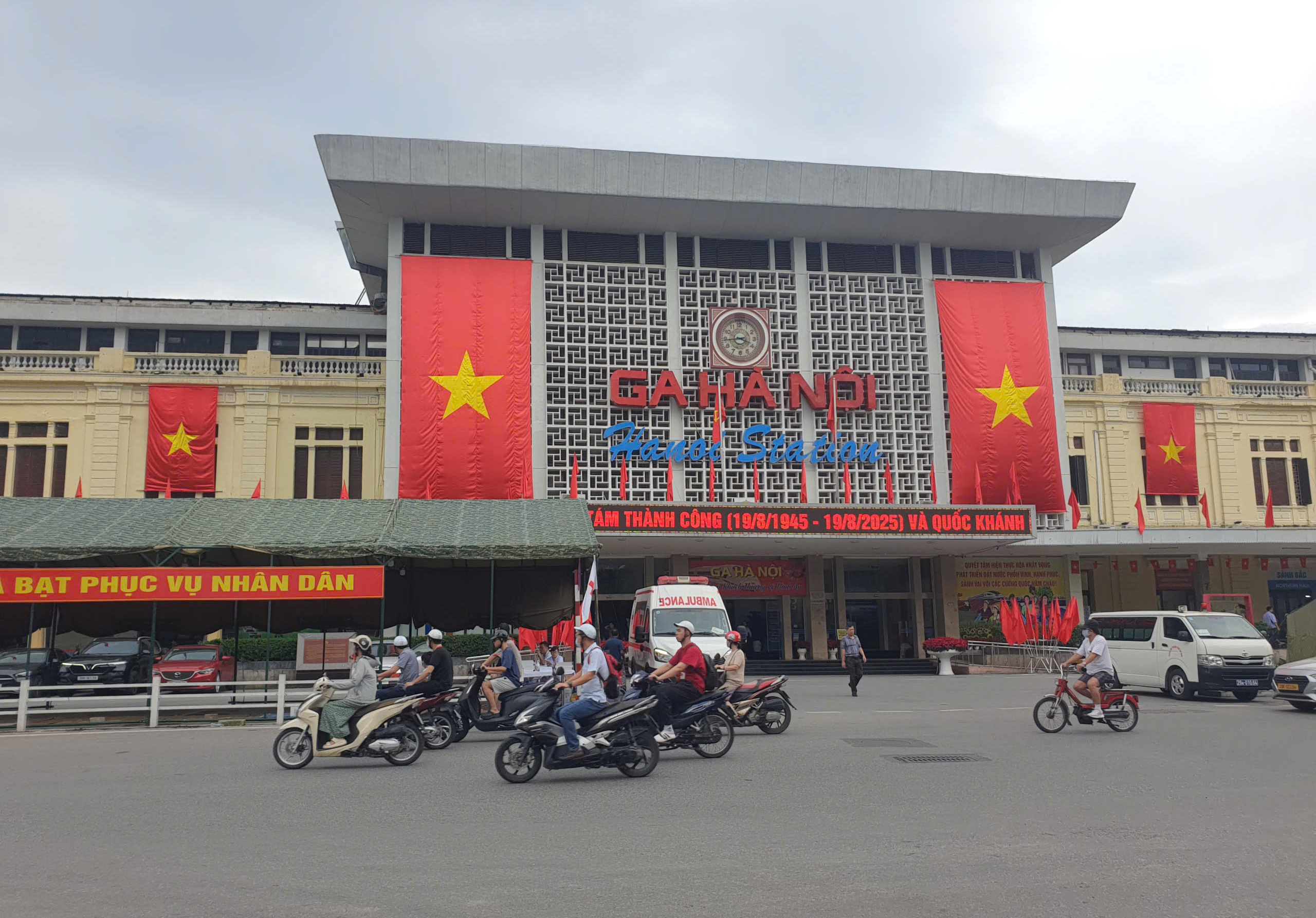 Kh&aacute;ch đổ về ga H&agrave; Nội sớm n&ecirc;n t&agrave;u đ&ocirc;ng nhưng th&ocirc;ng tho&aacute;ng- Ảnh 13.