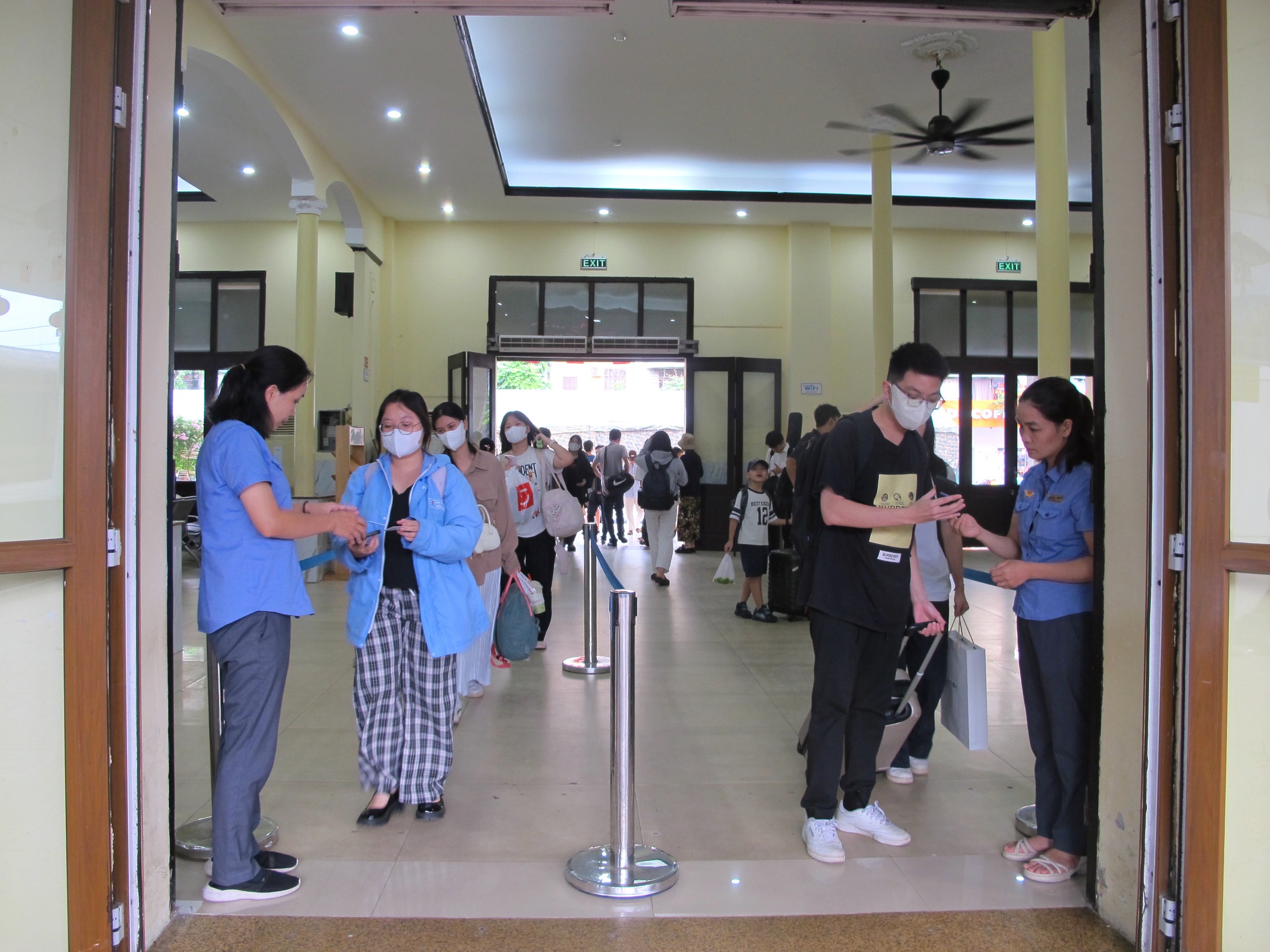 Kh&aacute;ch đổ về ga H&agrave; Nội sớm n&ecirc;n t&agrave;u đ&ocirc;ng nhưng th&ocirc;ng tho&aacute;ng- Ảnh 3.