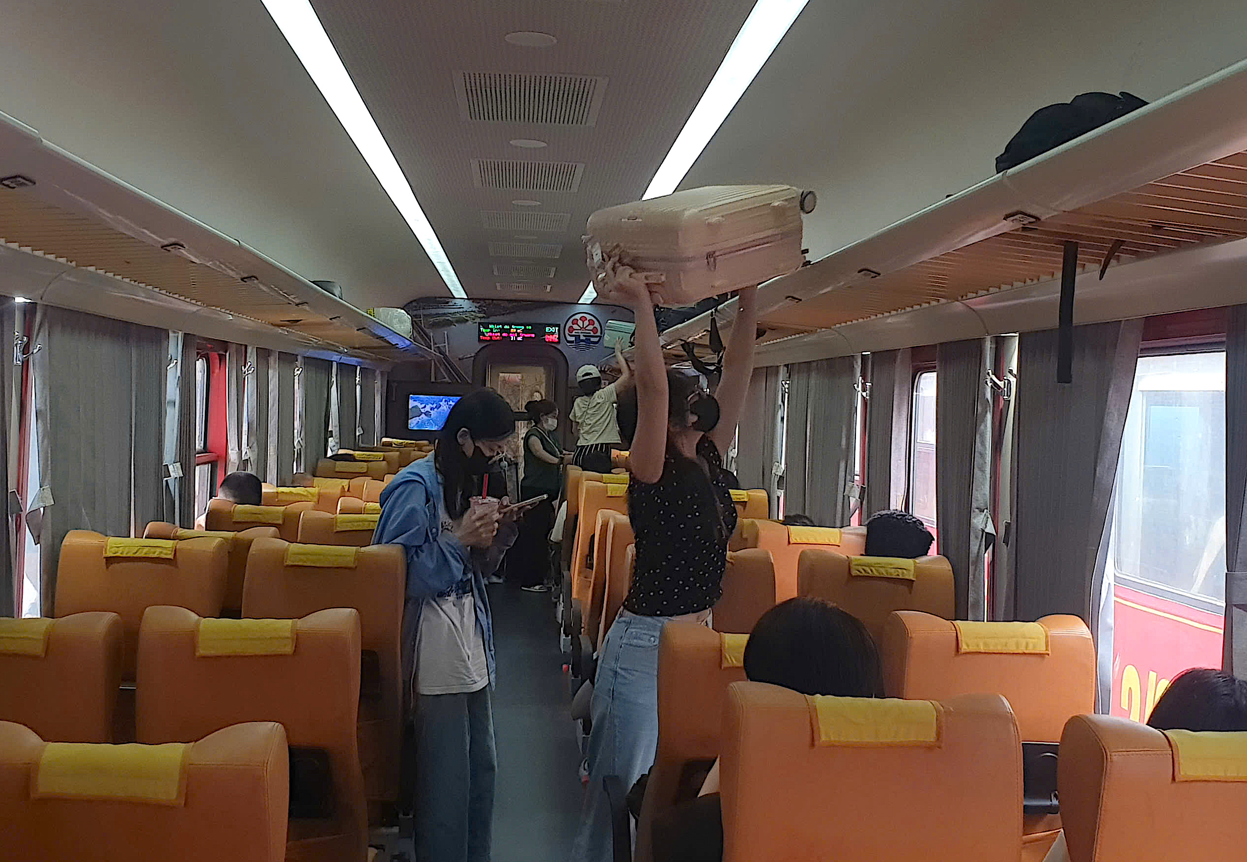 Kh&aacute;ch đổ về ga H&agrave; Nội sớm n&ecirc;n t&agrave;u đ&ocirc;ng nhưng th&ocirc;ng tho&aacute;ng- Ảnh 8.