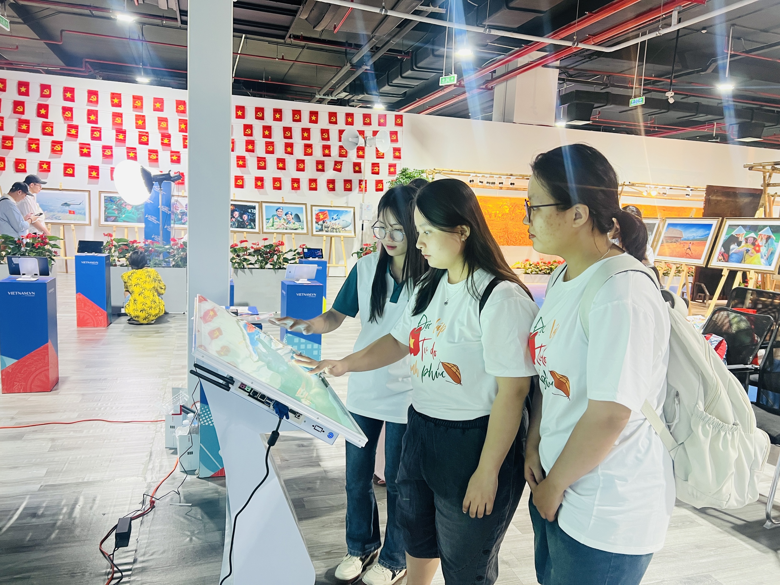 Triển lãm ảnh "Việt Nam hạnh phúc": Cảm nhận hạnh phúc từ những điều bình dị- Ảnh 7. Triển lãm ảnh "Việt Nam hạnh phúc": Cảm nhận hạnh phúc từ những điều bình dị- Ảnh 7.