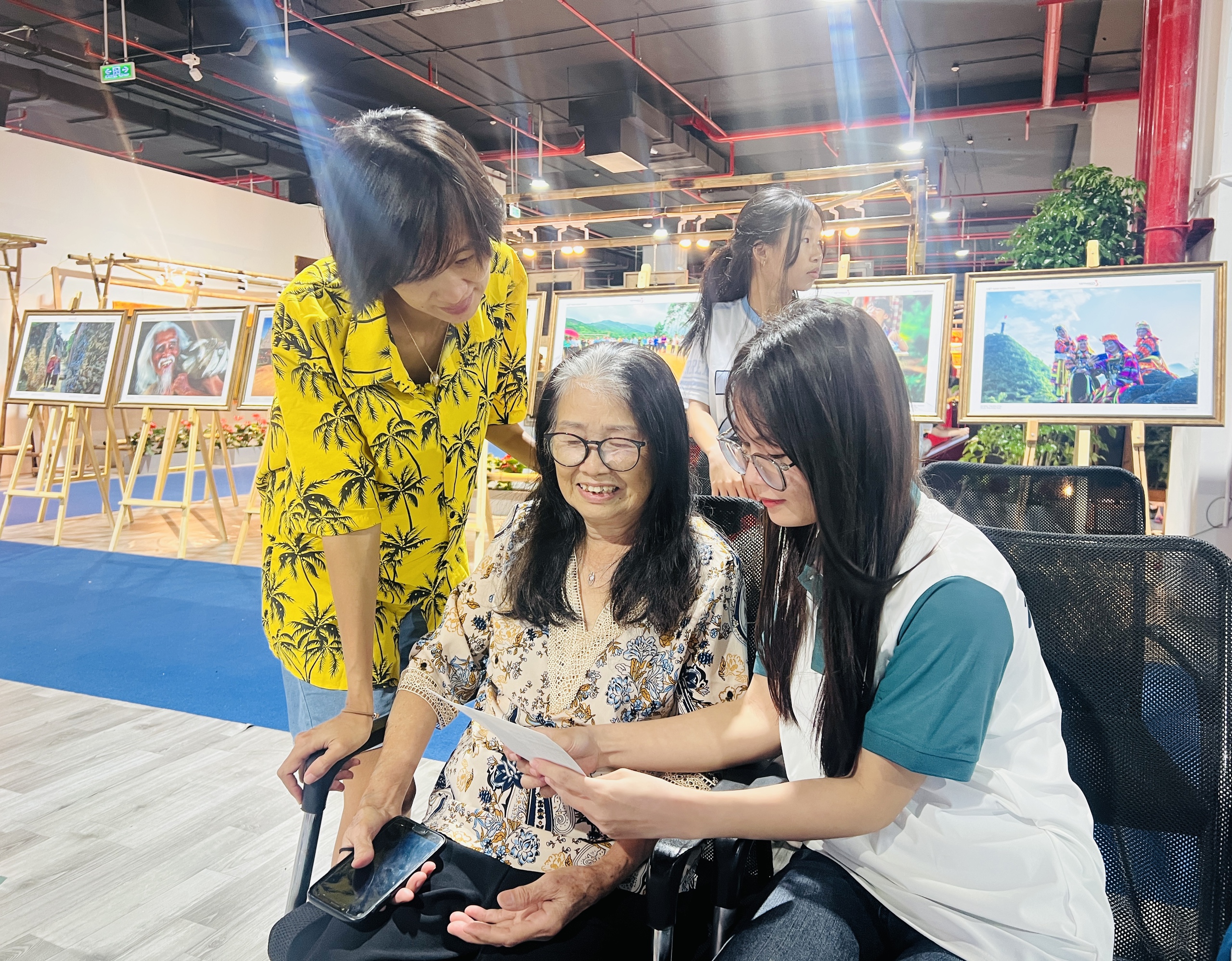 Triển lãm ảnh "Việt Nam hạnh phúc": Cảm nhận hạnh phúc từ những điều bình dị- Ảnh 8. Triển lãm ảnh "Việt Nam hạnh phúc": Cảm nhận hạnh phúc từ những điều bình dị- Ảnh 8.