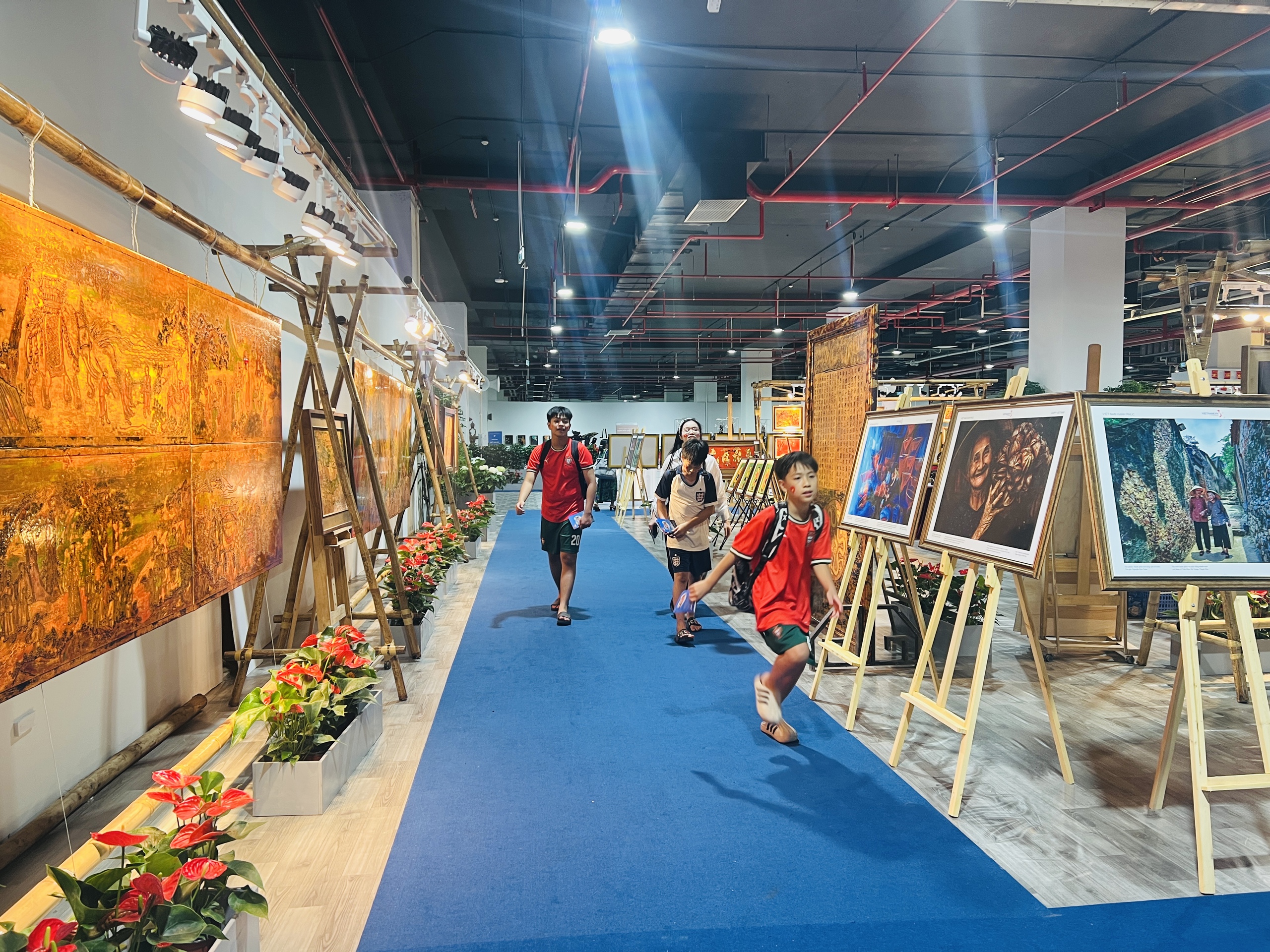 Triển lãm ảnh "Việt Nam hạnh phúc": Cảm nhận hạnh phúc từ những điều bình dị- Ảnh 22. Triển lãm ảnh "Việt Nam hạnh phúc": Cảm nhận hạnh phúc từ những điều bình dị- Ảnh 22.