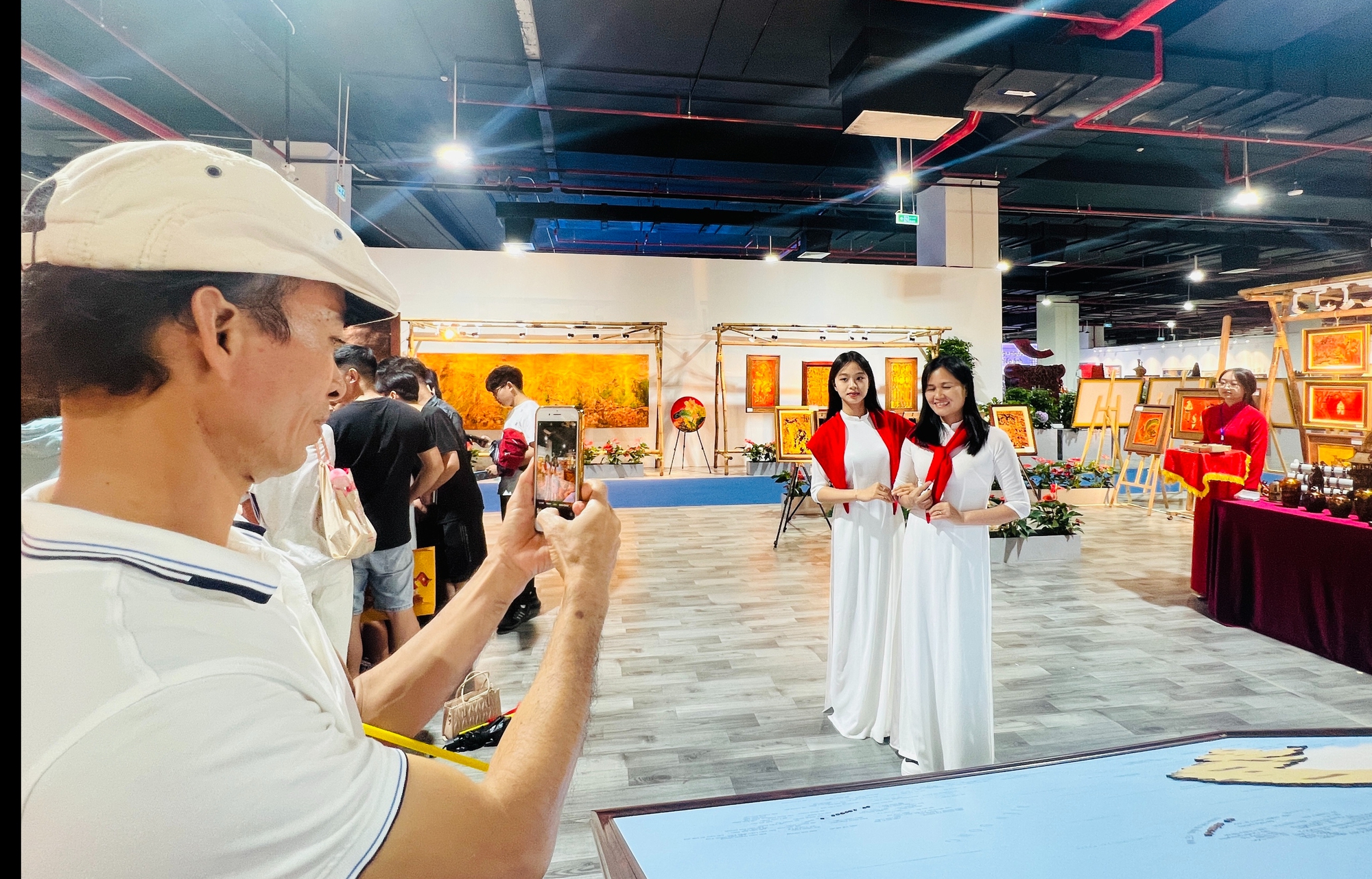 Triển lãm ảnh "Việt Nam hạnh phúc": Cảm nhận hạnh phúc từ những điều bình dị- Ảnh 21. Triển lãm ảnh "Việt Nam hạnh phúc": Cảm nhận hạnh phúc từ những điều bình dị- Ảnh 21.