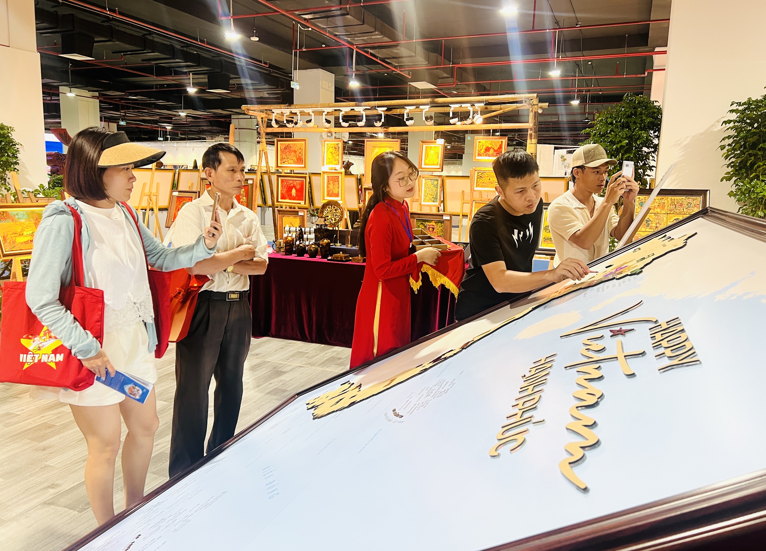 Triển lãm ảnh "Việt Nam hạnh phúc": Cảm nhận hạnh phúc từ những điều bình dị- Ảnh 13. Triển lãm ảnh "Việt Nam hạnh phúc": Cảm nhận hạnh phúc từ những điều bình dị- Ảnh 13.