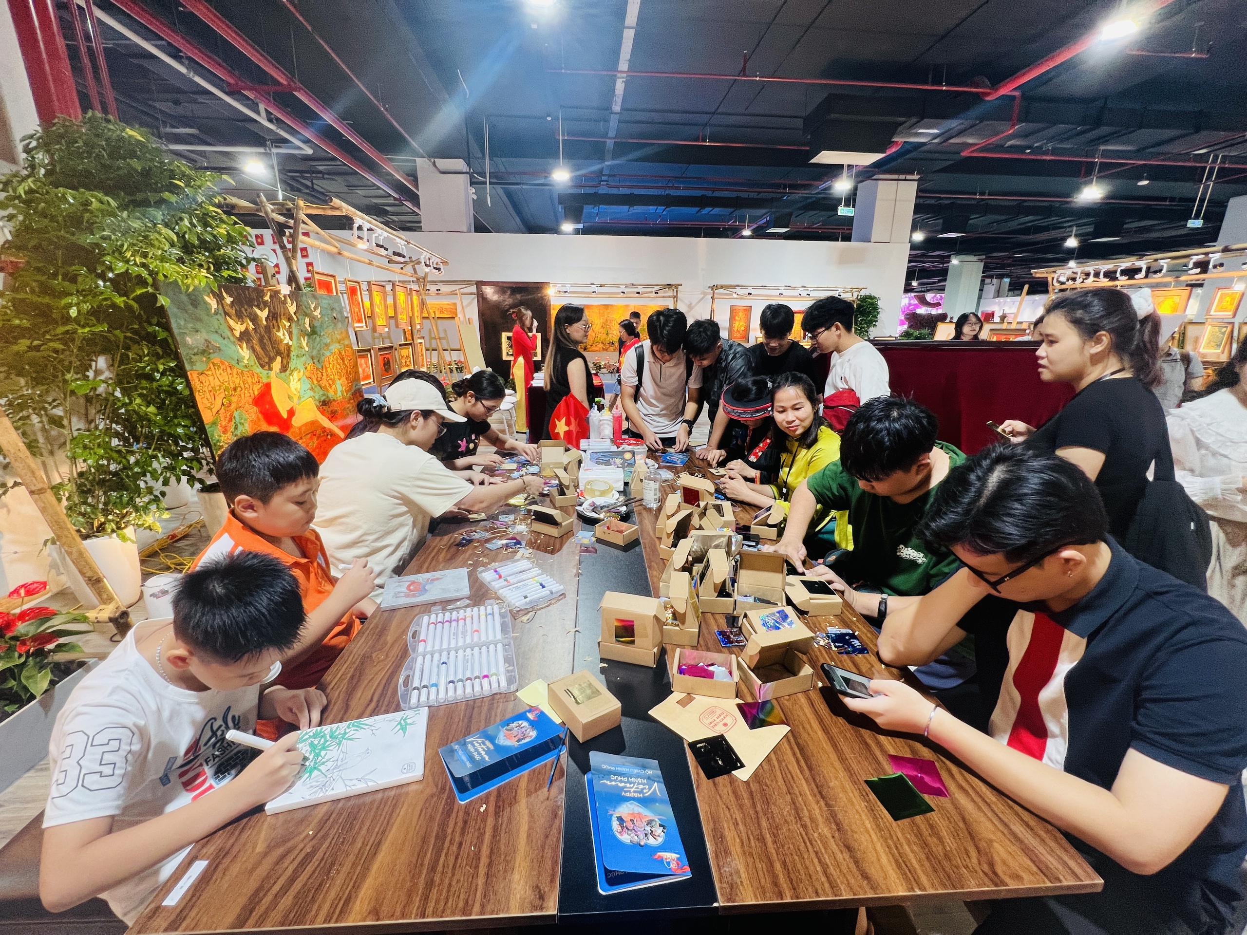 Triển lãm ảnh "Việt Nam hạnh phúc": Cảm nhận hạnh phúc từ những điều bình dị- Ảnh 14. Triển lãm ảnh "Việt Nam hạnh phúc": Cảm nhận hạnh phúc từ những điều bình dị- Ảnh 14.