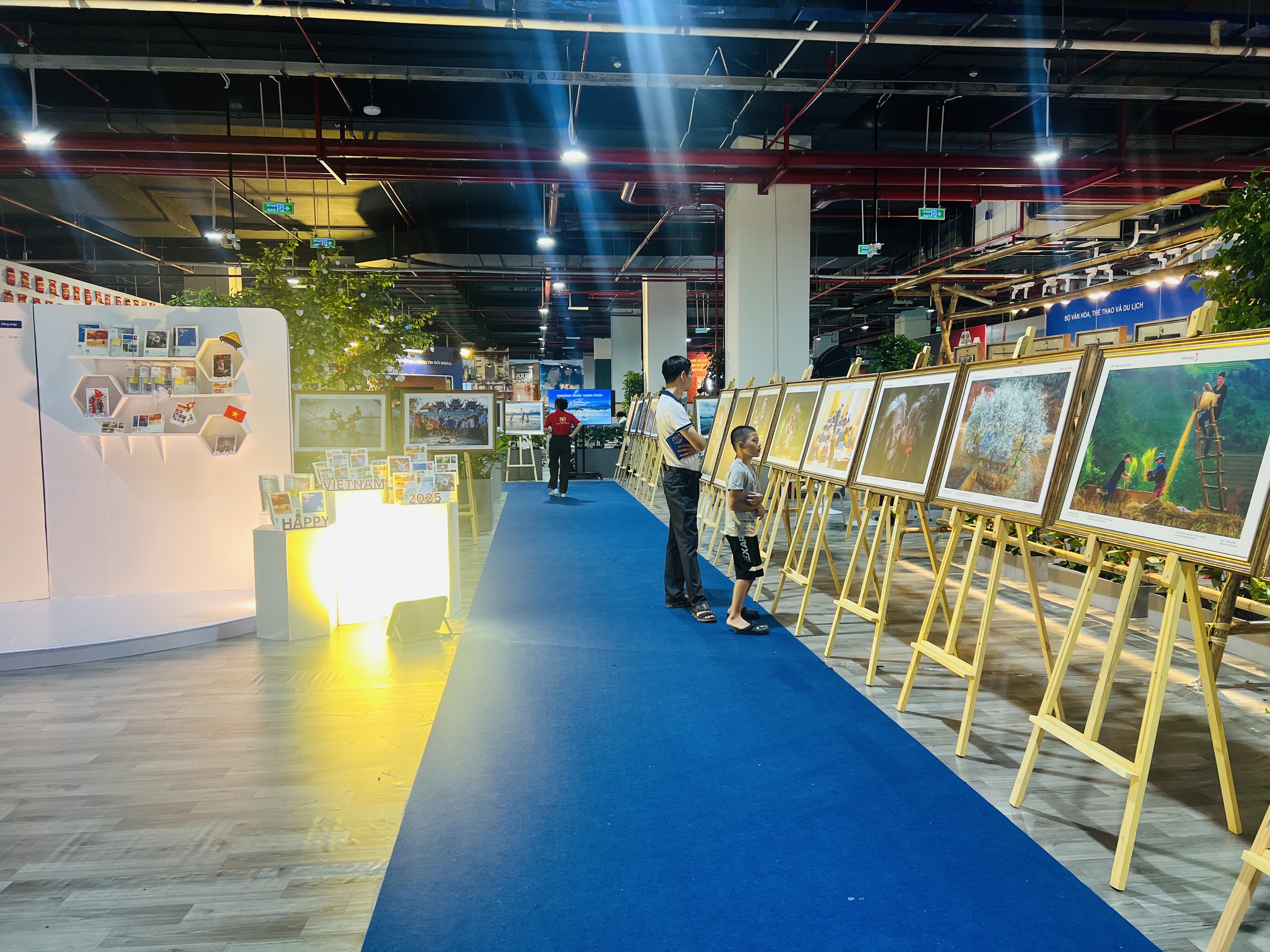 Triển lãm ảnh "Việt Nam hạnh phúc": Cảm nhận hạnh phúc từ những điều bình dị- Ảnh 5. Triển lãm ảnh "Việt Nam hạnh phúc": Cảm nhận hạnh phúc từ những điều bình dị- Ảnh 5.