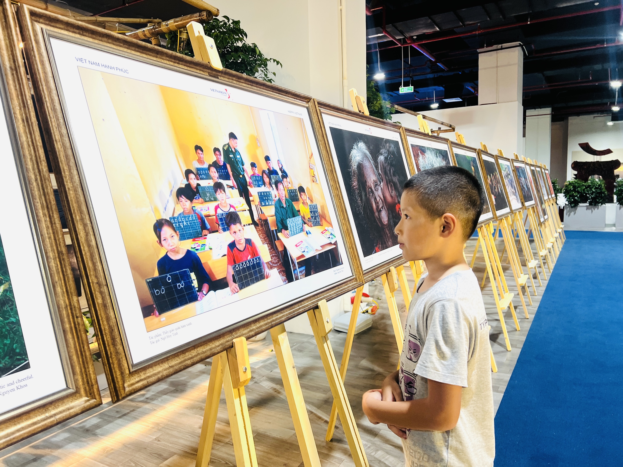 Triển lãm ảnh "Việt Nam hạnh phúc": Cảm nhận hạnh phúc từ những điều bình dị- Ảnh 6. Triển lãm ảnh "Việt Nam hạnh phúc": Cảm nhận hạnh phúc từ những điều bình dị- Ảnh 6.