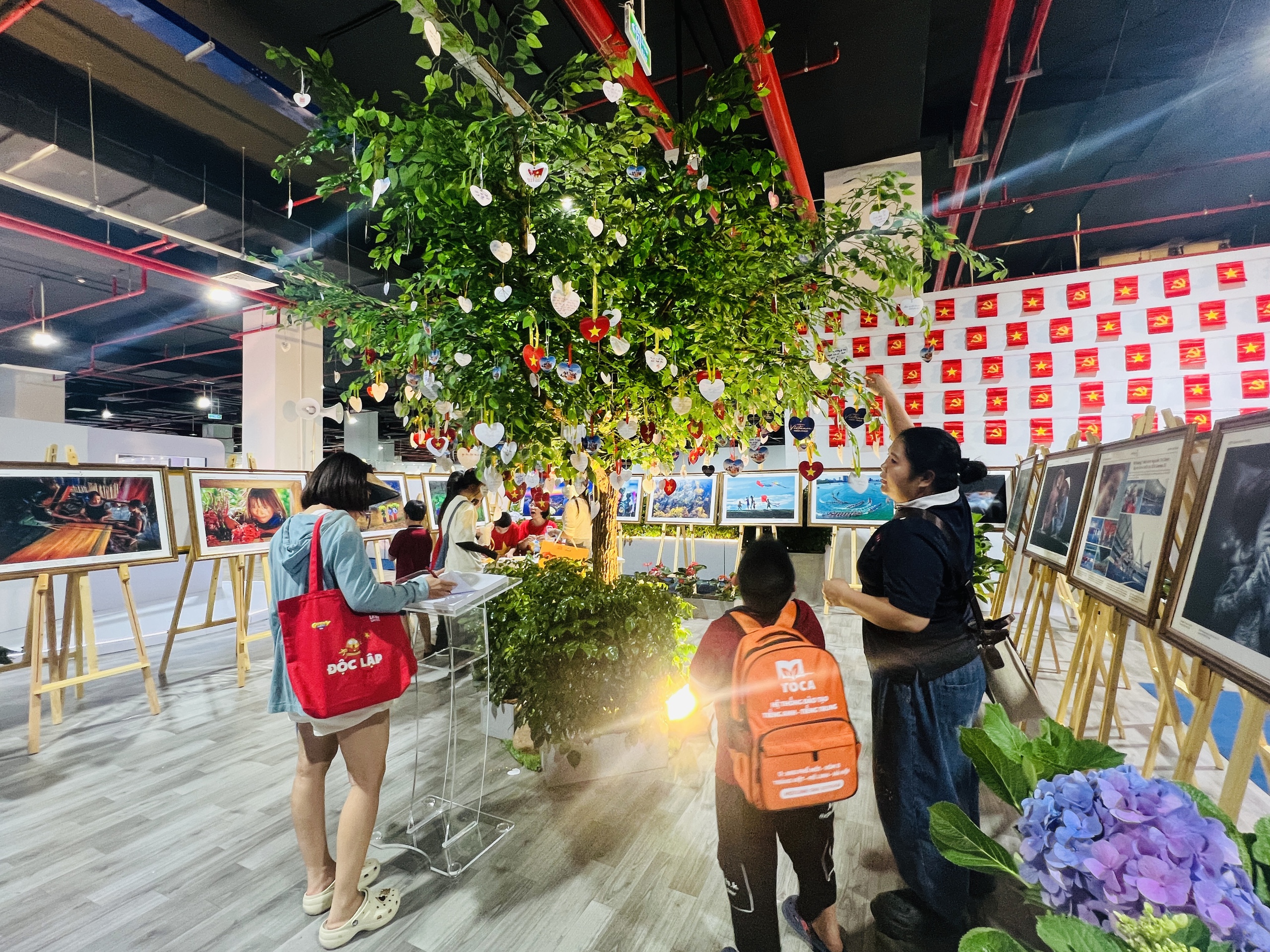 Triển lãm ảnh "Việt Nam hạnh phúc": Cảm nhận hạnh phúc từ những điều bình dị- Ảnh 17. Triển lãm ảnh "Việt Nam hạnh phúc": Cảm nhận hạnh phúc từ những điều bình dị- Ảnh 17.