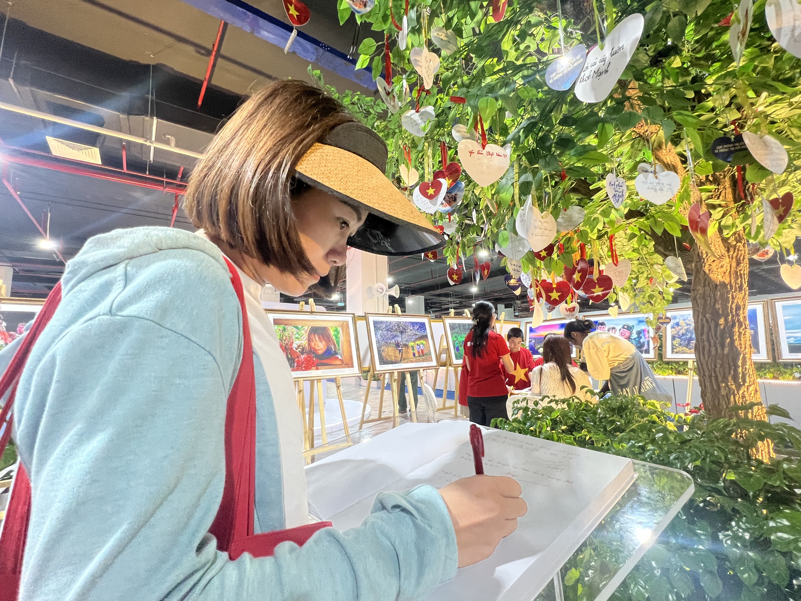 Triển lãm ảnh "Việt Nam hạnh phúc": Cảm nhận hạnh phúc từ những điều bình dị- Ảnh 20. Triển lãm ảnh "Việt Nam hạnh phúc": Cảm nhận hạnh phúc từ những điều bình dị- Ảnh 20.