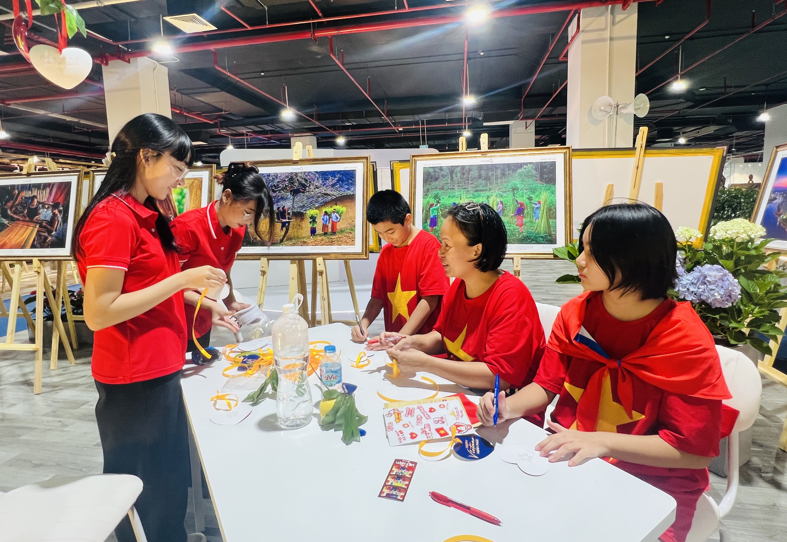 Triển lãm ảnh "Việt Nam hạnh phúc": Cảm nhận hạnh phúc từ những điều bình dị- Ảnh 18. Triển lãm ảnh "Việt Nam hạnh phúc": Cảm nhận hạnh phúc từ những điều bình dị- Ảnh 18.