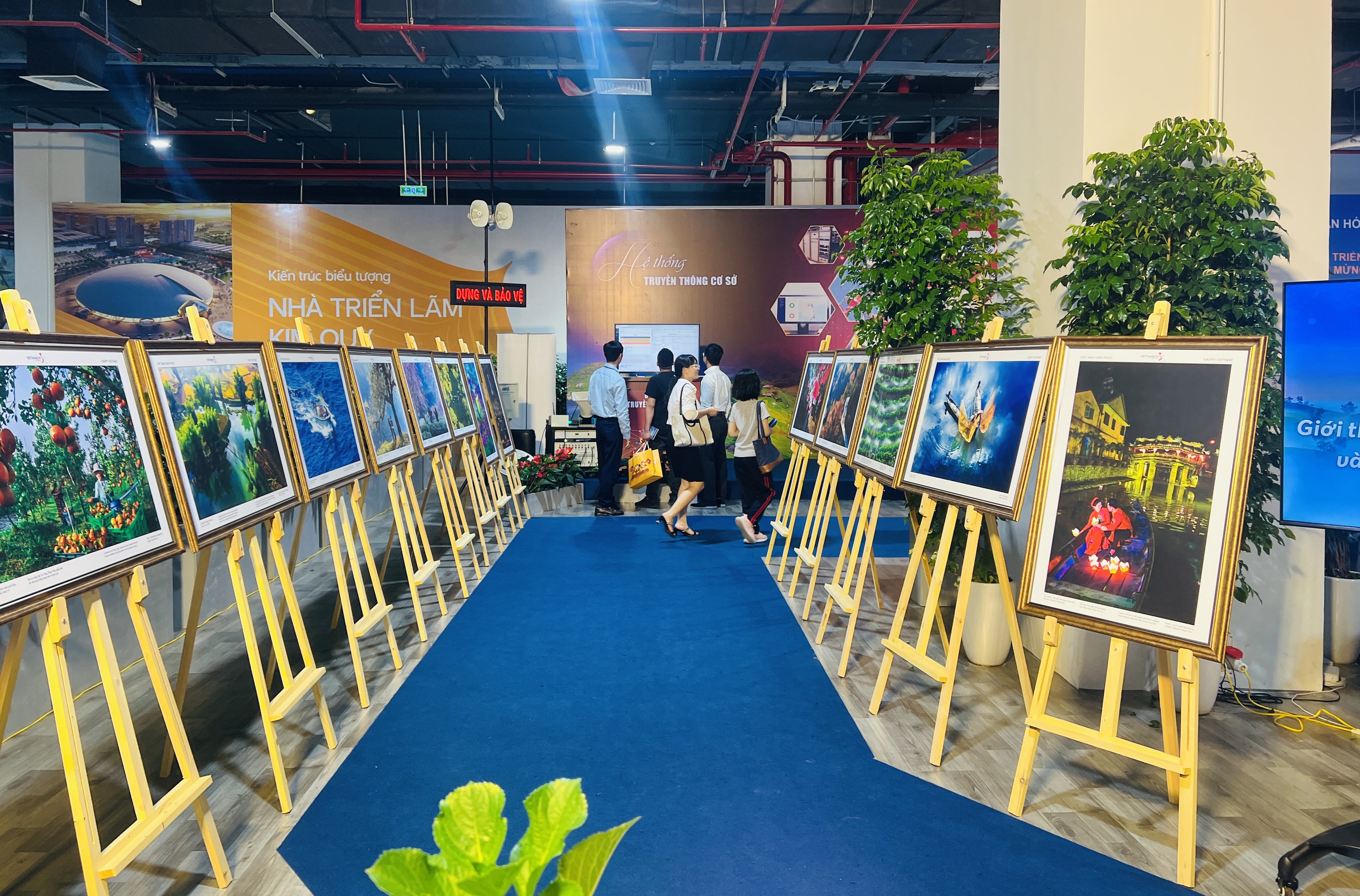 Triển lãm ảnh "Việt Nam hạnh phúc": Cảm nhận hạnh phúc từ những điều bình dị- Ảnh 1. Triển lãm ảnh "Việt Nam hạnh phúc": Cảm nhận hạnh phúc từ những điều bình dị- Ảnh 1.